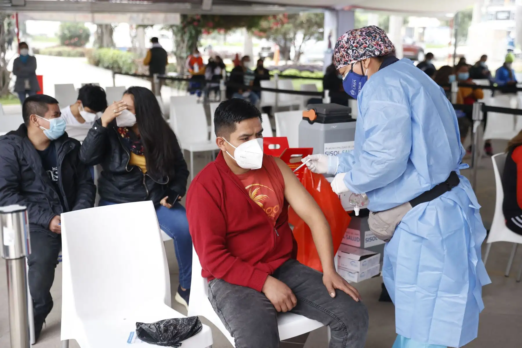 Sisol Salud continúa vacunando contra la covid 19 en el Parque de la Exposición.
Foto: ANDINA/Carla Patiño Ramírez