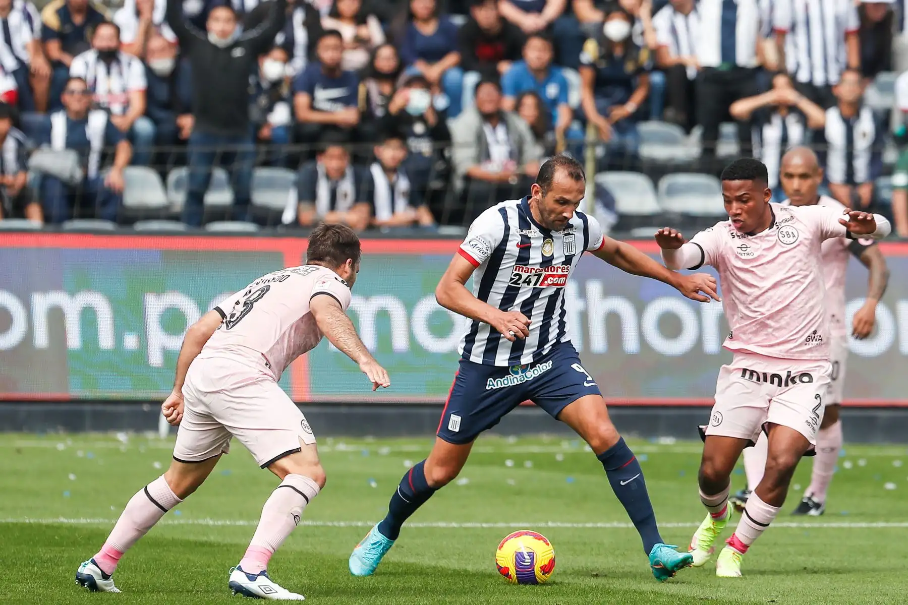 Hernán Barcos de Alianza Lima disputa el balón ante el jugador de Sport Boys por la segunda fecha del Torneo Clausura Liga 1 en el Estadio Alejandro Villanueva.
 Foto: ANDINA Renato Pajuelo