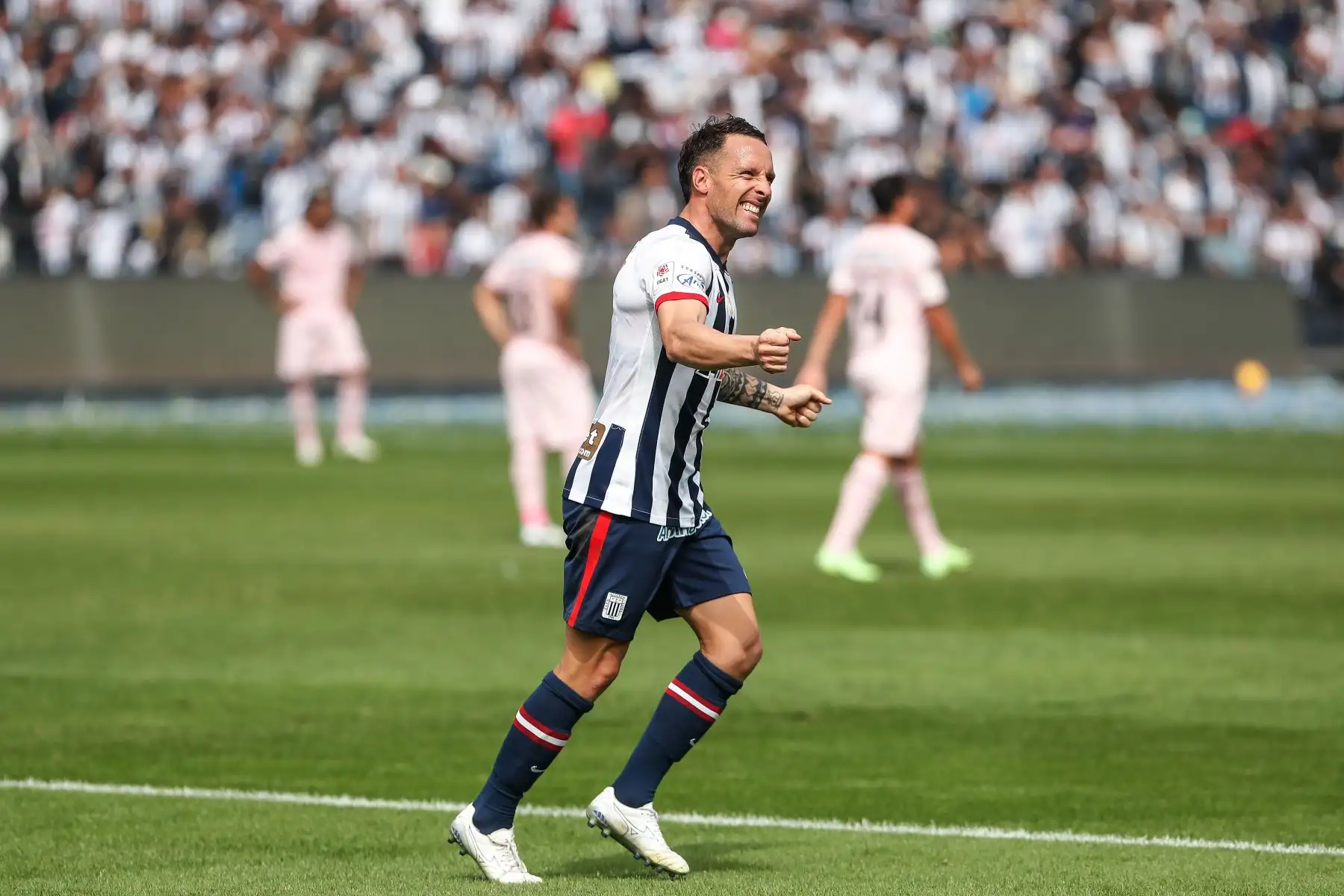 Pablo Lavandeira de Alianza Lima celebra su gol anotado ante Sport Boys por la segunda fecha del Torneo Clausura Liga 1 en el Estadio Alejandro Villanueva.
 Foto: ANDINA Renato Pajuelo