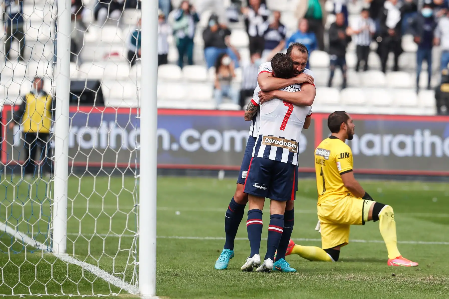 Pablo Lavandeira de Alianza Lima celebra su gol anotado ante Sport Boys por la segunda fecha del Torneo Clausura Liga 1 en el Estadio Alejandro Villanueva.
 Foto: ANDINA Renato Pajuelo