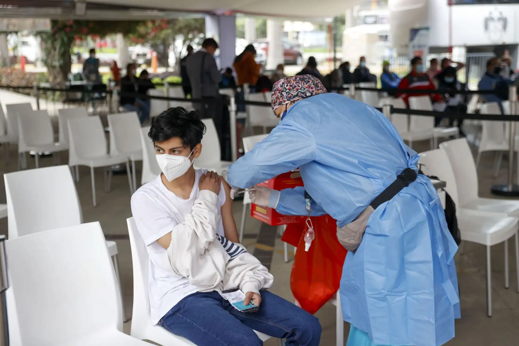 Sisol Salud continúa vacunando contra la covid 19 en el Parque de la Exposición.
Foto: ANDINA/Carla Patiño Ramírez