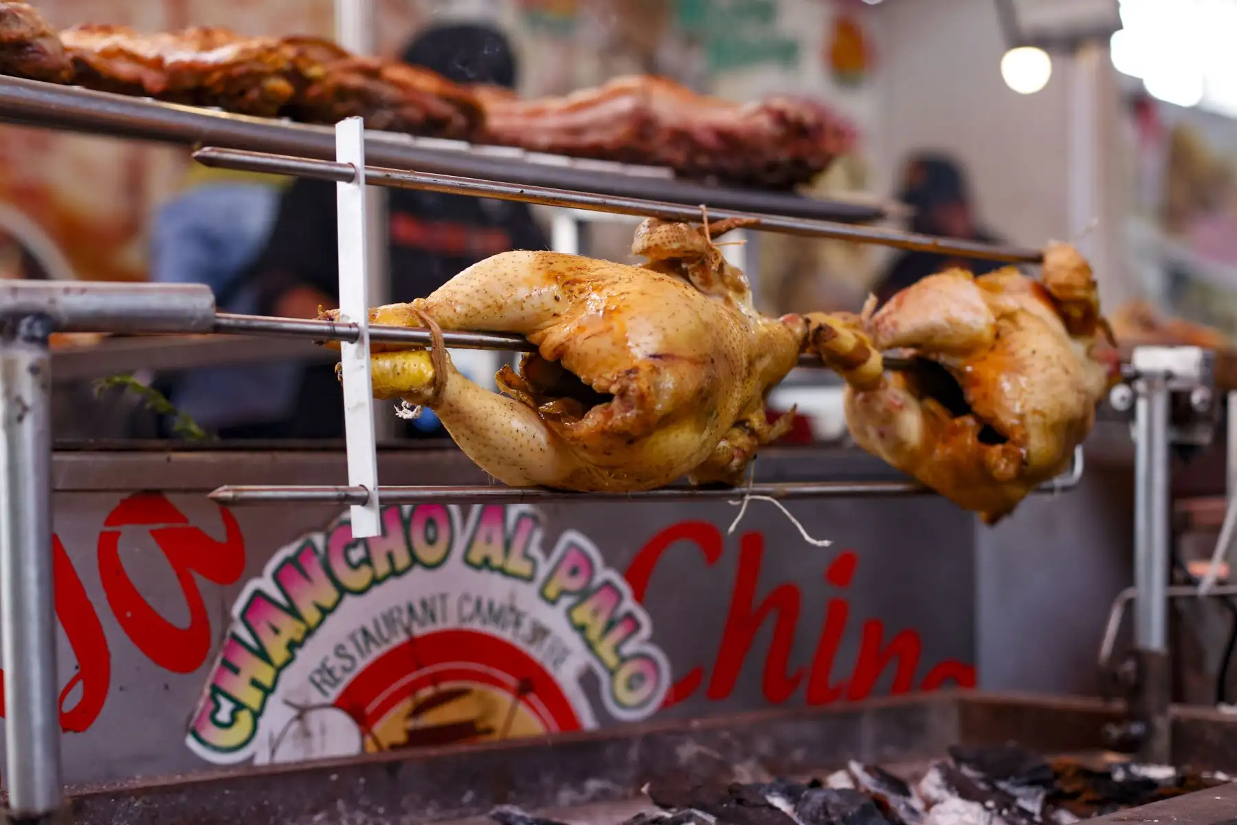 Feria de la Peruanidad presentó el pollo a la brasa andino, acompañado de guarniciones saludables y preparado con hierbas aromáticas de chincho y huacatay, las mismas que dan el sabor peculiar a la pachamanca. Macerado durante 12 horas en dichas hierbas molidas, además de chicha de jora, ajos y sal al gusto. Para luego ser cocinado en las brasas de la caja china.
Foto: ANDINA/Carla Patiño Ramírez