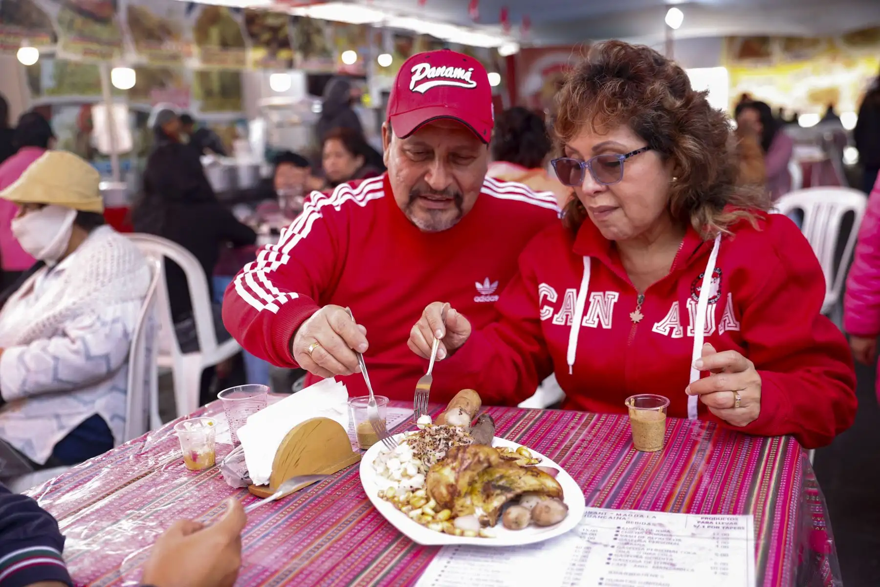 Feria de la Peruanidad presentó el pollo a la brasa andino, acompañado de guarniciones saludables y preparado con hierbas aromáticas de chincho y huacatay, las mismas que dan el sabor peculiar a la pachamanca. Macerado durante 12 horas en dichas hierbas molidas, además de chicha de jora, ajos y sal al gusto. Para luego ser cocinado en las brasas de la caja china.
Foto: ANDINA/Carla Patiño Ramírez