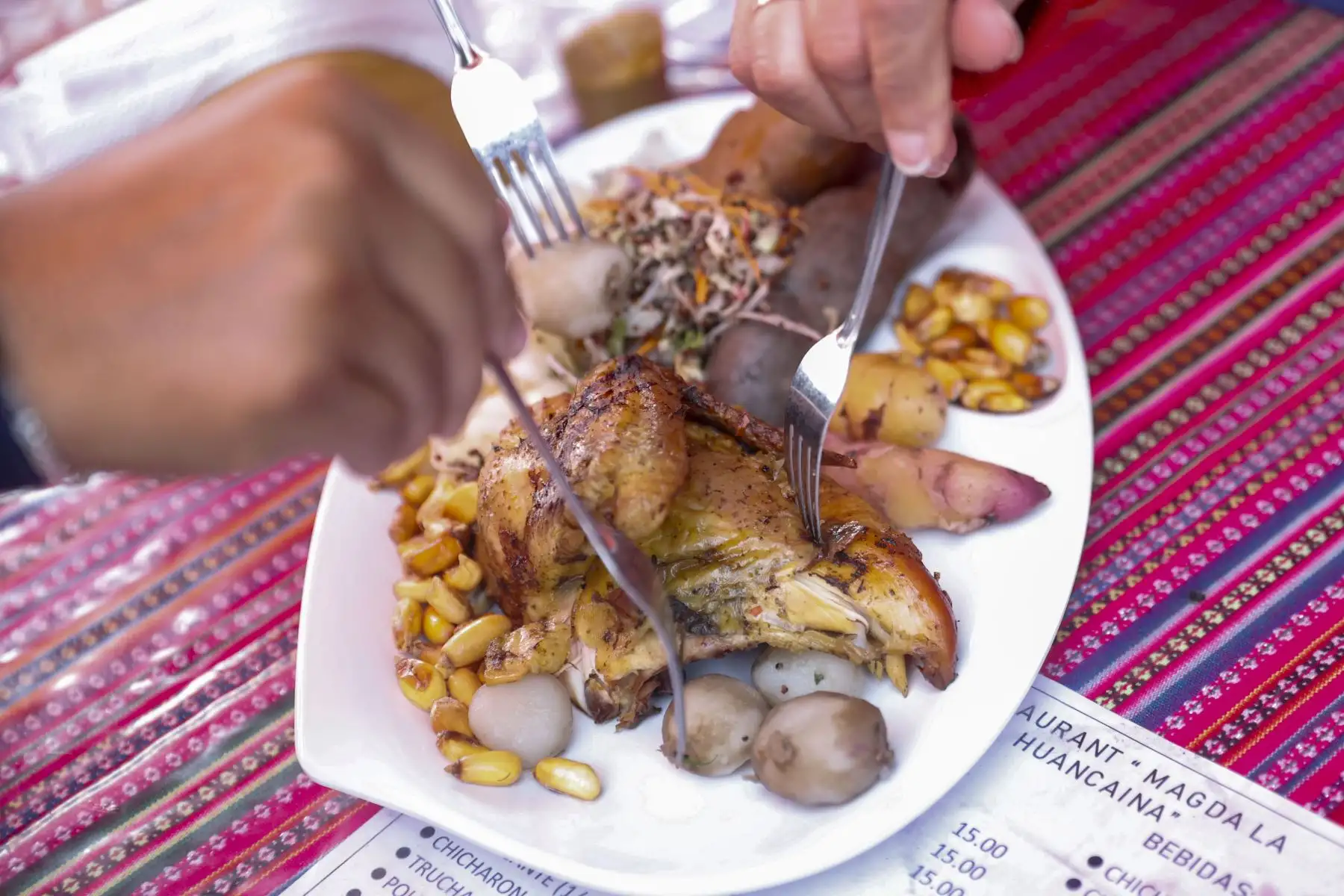 Feria de la Peruanidad presentó el pollo a la brasa andino, acompañado de guarniciones saludables y preparado con hierbas aromáticas de chincho y huacatay, las mismas que dan el sabor peculiar a la pachamanca. Macerado durante 12 horas en dichas hierbas molidas, además de chicha de jora, ajos y sal al gusto. Para luego ser cocinado en las brasas de la caja china.
Foto: ANDINA/Carla Patiño Ramírez