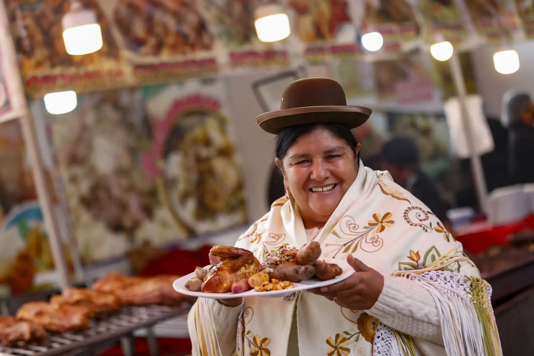 Feria de la Peruanidad presentó el pollo a la brasa andino, acompañado de guarniciones saludables y preparado con hierbas aromáticas de chincho y huacatay, las mismas que dan el sabor peculiar a la pachamanca. Macerado durante 12 horas en dichas hierbas molidas, además de chicha de jora, ajos y sal al gusto. Para luego ser cocinado en las brasas de la caja china.
Foto: ANDINA/Carla Patiño Ramírez