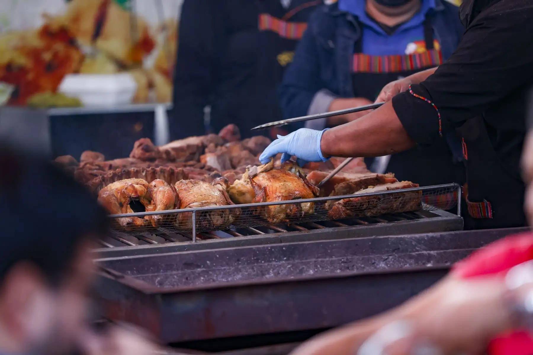 Feria de la Peruanidad presentó el pollo a la brasa andino, acompañado de guarniciones saludables y preparado con hierbas aromáticas de chincho y huacatay, las mismas que dan el sabor peculiar a la pachamanca. Macerado durante 12 horas en dichas hierbas molidas, además de chicha de jora, ajos y sal al gusto. Para luego ser cocinado en las brasas de la caja china.
Foto: ANDINA/Carla Patiño Ramírez