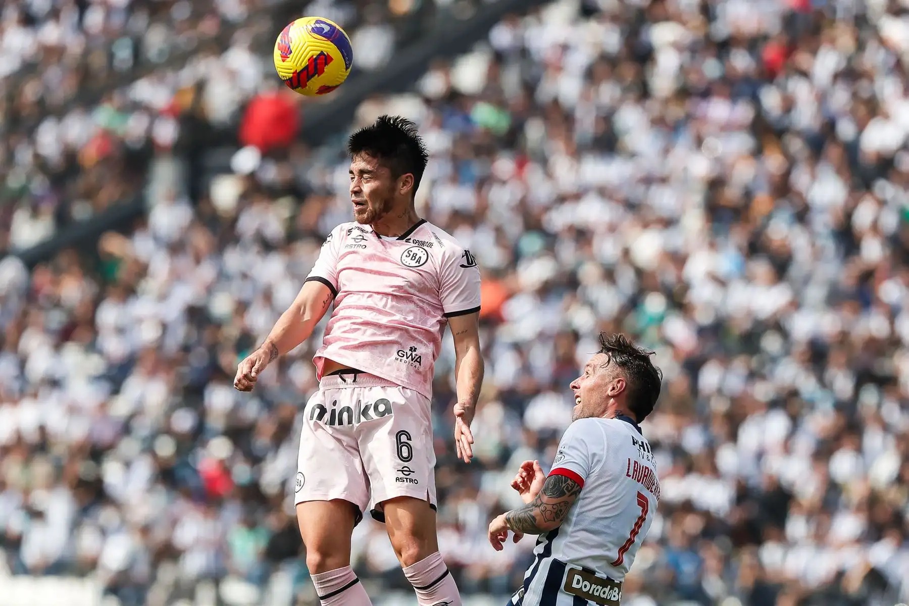 Pablo Lavandeira de Alianza Lima disputa el balón ante Sport Boys por la segunda fecha del Torneo Clausura Liga 1 en el Estadio Alejandro Villanueva.
 Foto: ANDINA Renato Pajuelo