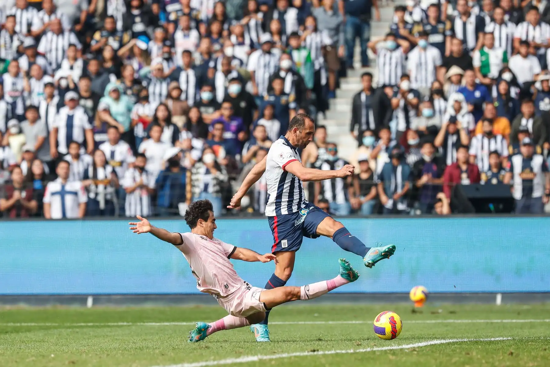 Hernán Barcos de Alianza Lima disputa el balón ante el jugador de Sport Boys por la segunda fecha del Torneo Clausura Liga 1 en el Estadio Alejandro Villanueva.
 Foto: ANDINA Renato Pajuelo