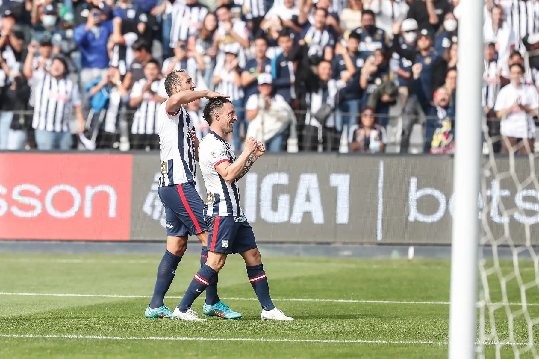 Hernán Barcos celebra tras anotar ante Sport Boys durante partido por la segunda fecha del Torneo Apertura, en Matute. Foto: ANDINA/Renato Pajuelo