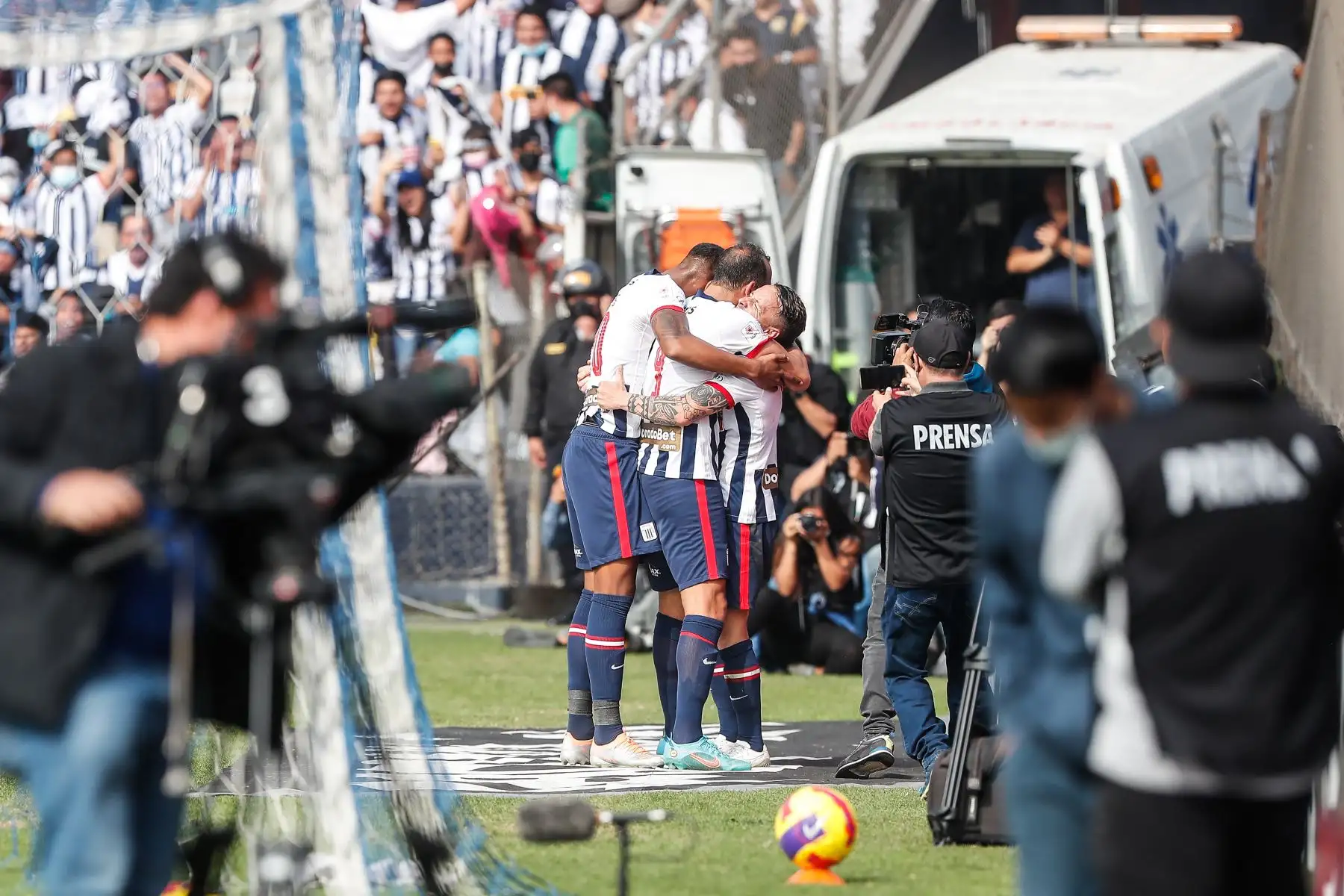 Hernán Barcos celebra tras anotar ante Sport Boys durante partido por la segunda fecha del Torneo Apertura, en Matute. Foto: ANDINA/Renato Pajuelo