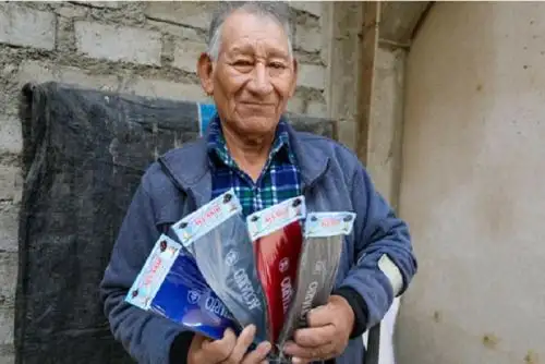 Con el dinero que recibe de Pensión 65, Don Vicente compra insumos con los que elabora plantillas para zapatos que vende en el centro poblado Cerro Candela, del distrito de Imperial, en Cañete.