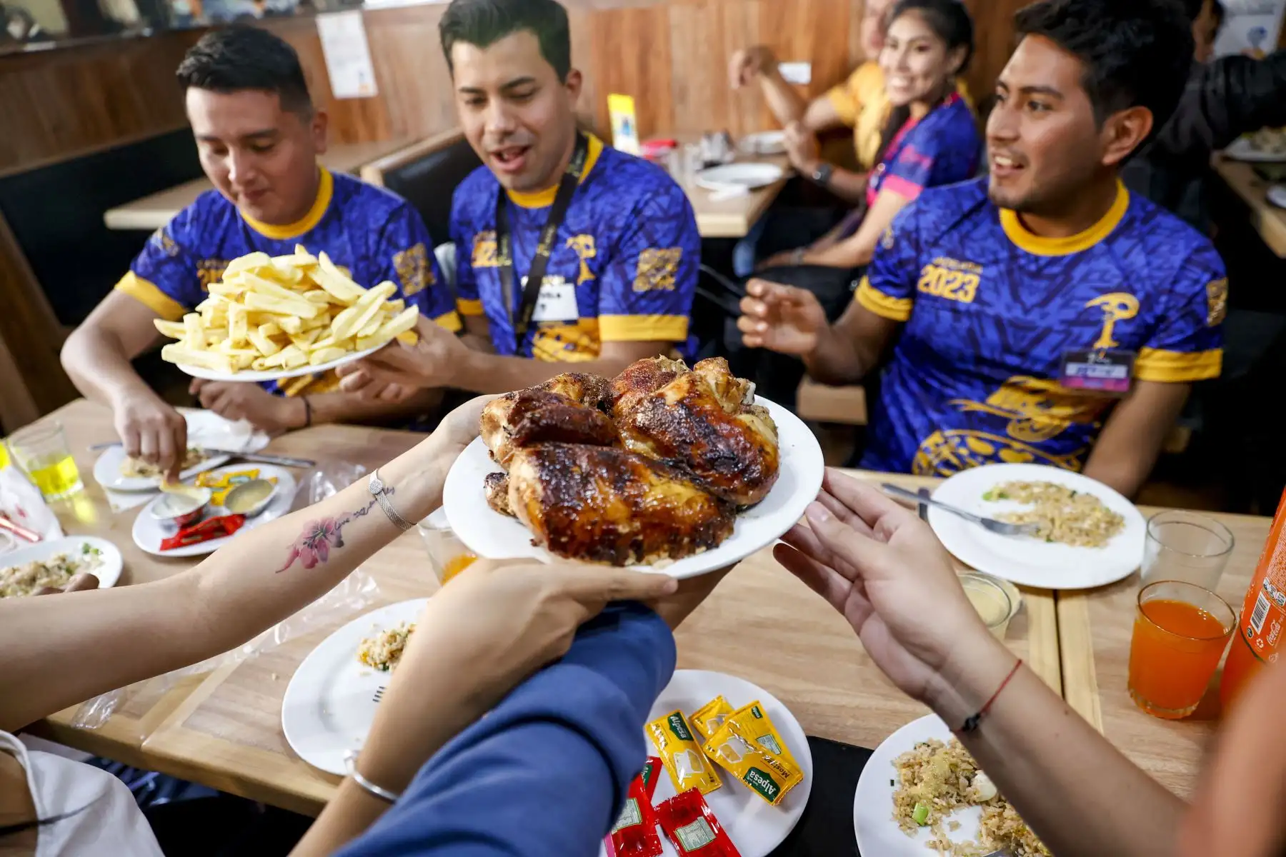 Ciudadanos celebran el Día del Pollo a la Brasa en distintos restaurantes de la ciudad. Foto: ANDINA/Carla Patiño