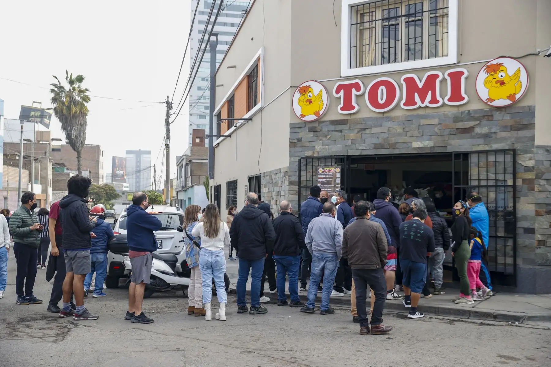 Ciudadanos celebran el Día del Pollo a la Brasa en distintos restaurantes de la ciudad. Foto: ANDINA/Carla Patiño