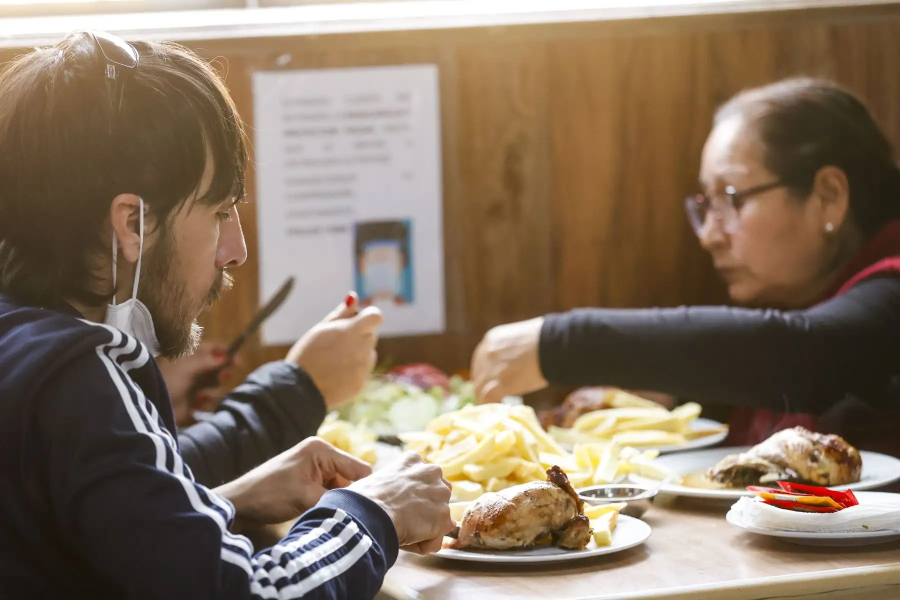 Ciudadanos celebran el Día del Pollo a la Brasa en distintos restaurantes de la ciudad. Foto: ANDINA/Carla Patiño