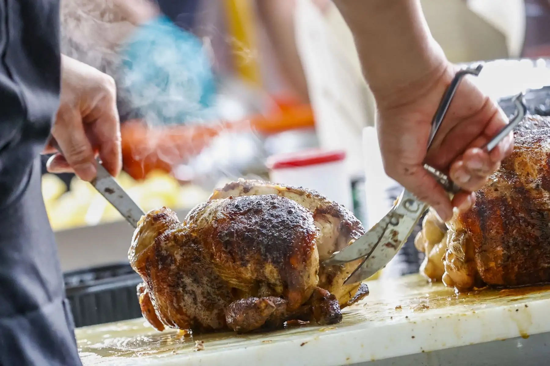 Ciudadanos celebran el Día del Pollo a la Brasa en distintos restaurantes de la ciudad. Foto: ANDINA/Carla Patiño