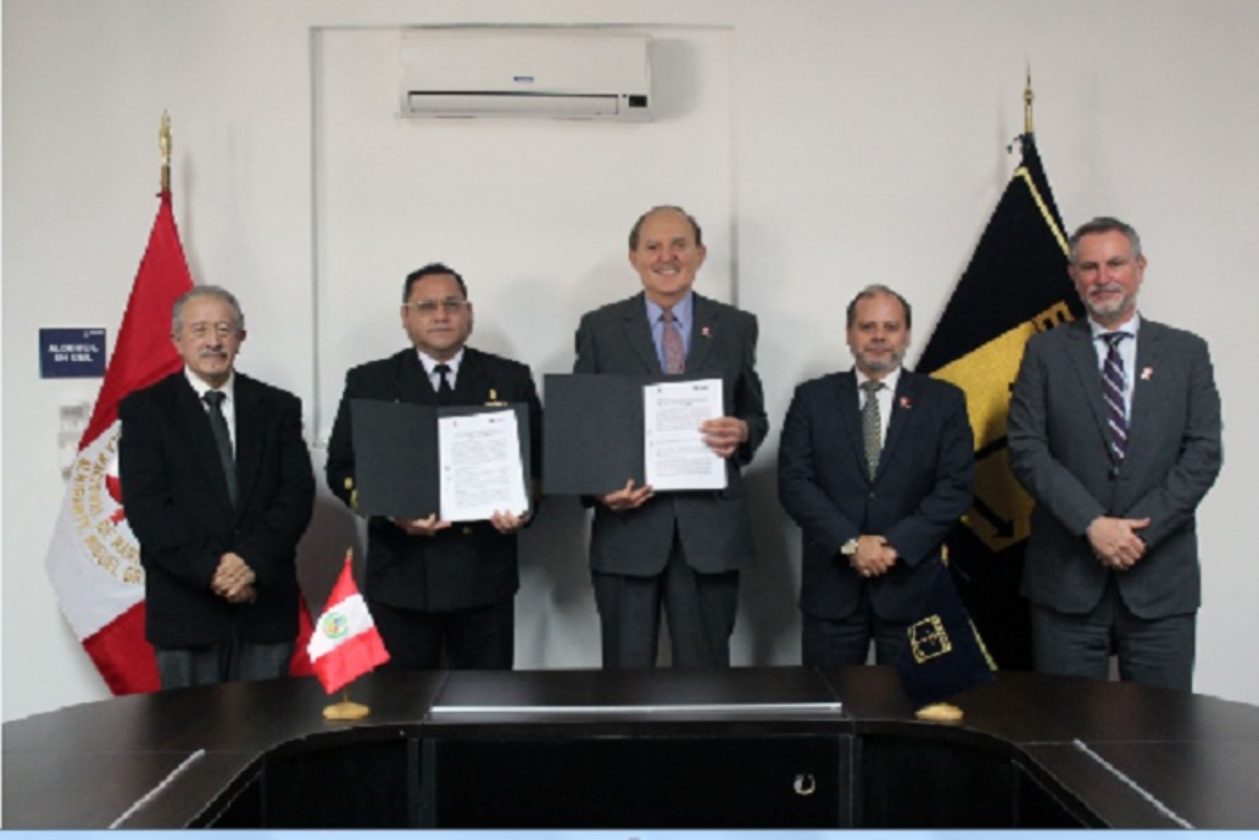 El acuerdo fue firmado por el director ejecutivo del Plan Binacional Perú-Ecuador, Oscar Schiappa-Pietra; y el director de la Escuela Nacional de Marina Mercante, capitán de Navío Miguel Ángel Delgado Céspedes.