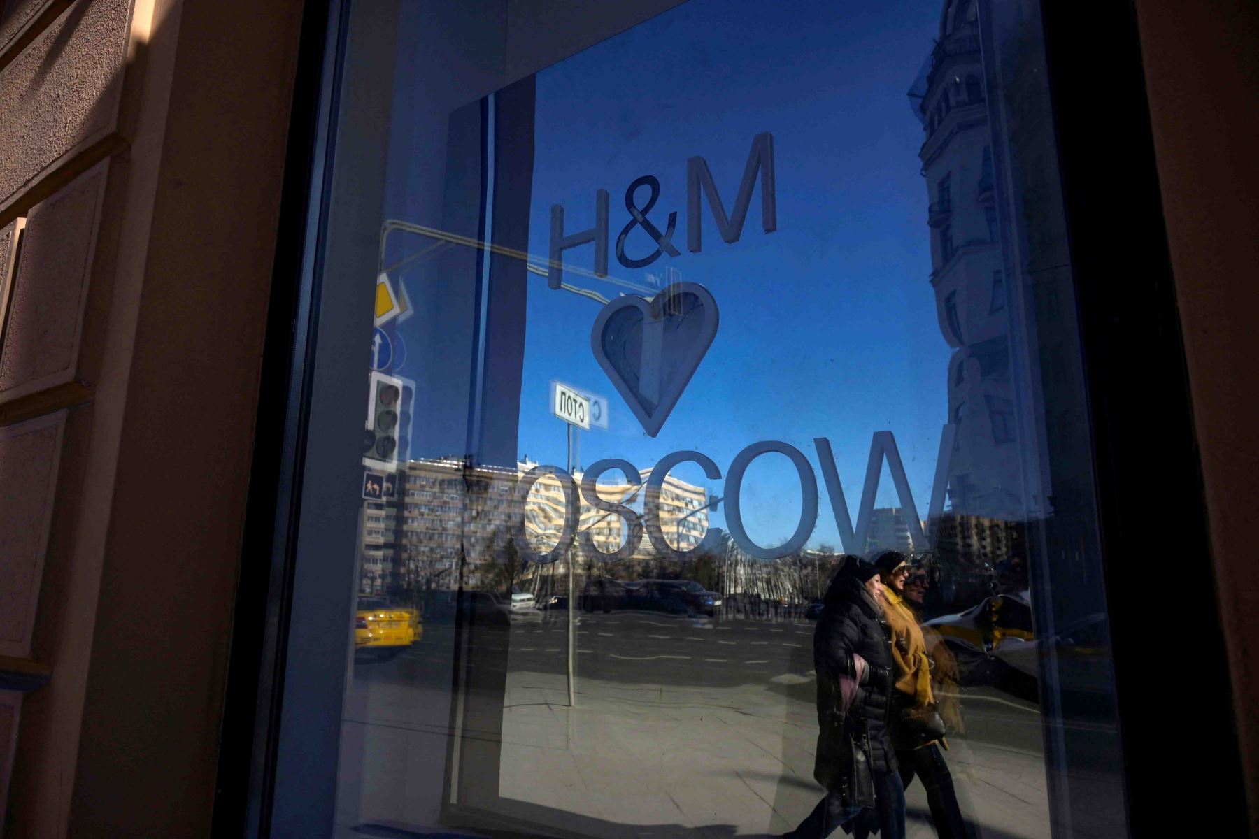 La multinacional sueca de tiendas de ropa H&M (Hennes & Mauritz), anunció que abandonará de manera progresiva ese país a raíz de la invasión de Ucrania. Foto: AFP