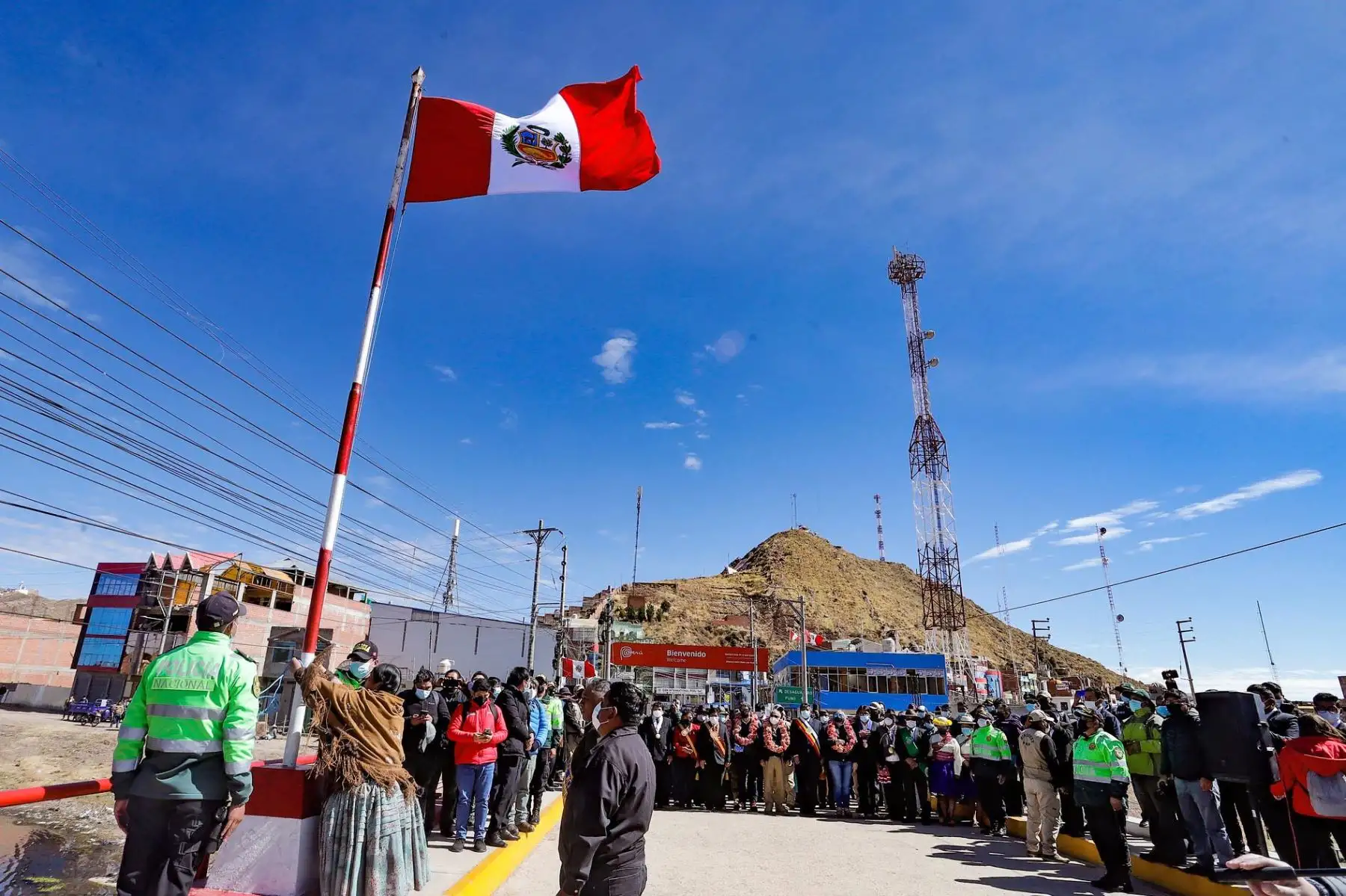 El jefe del Gabinete Ministerial, Aníbal Torres, participa del izamiento de la Bandera Nacional y entonación del Himno Nacional del Perú en el Puente Internacional Perú – Bolivia. Foto: ANDINA/ PCM
