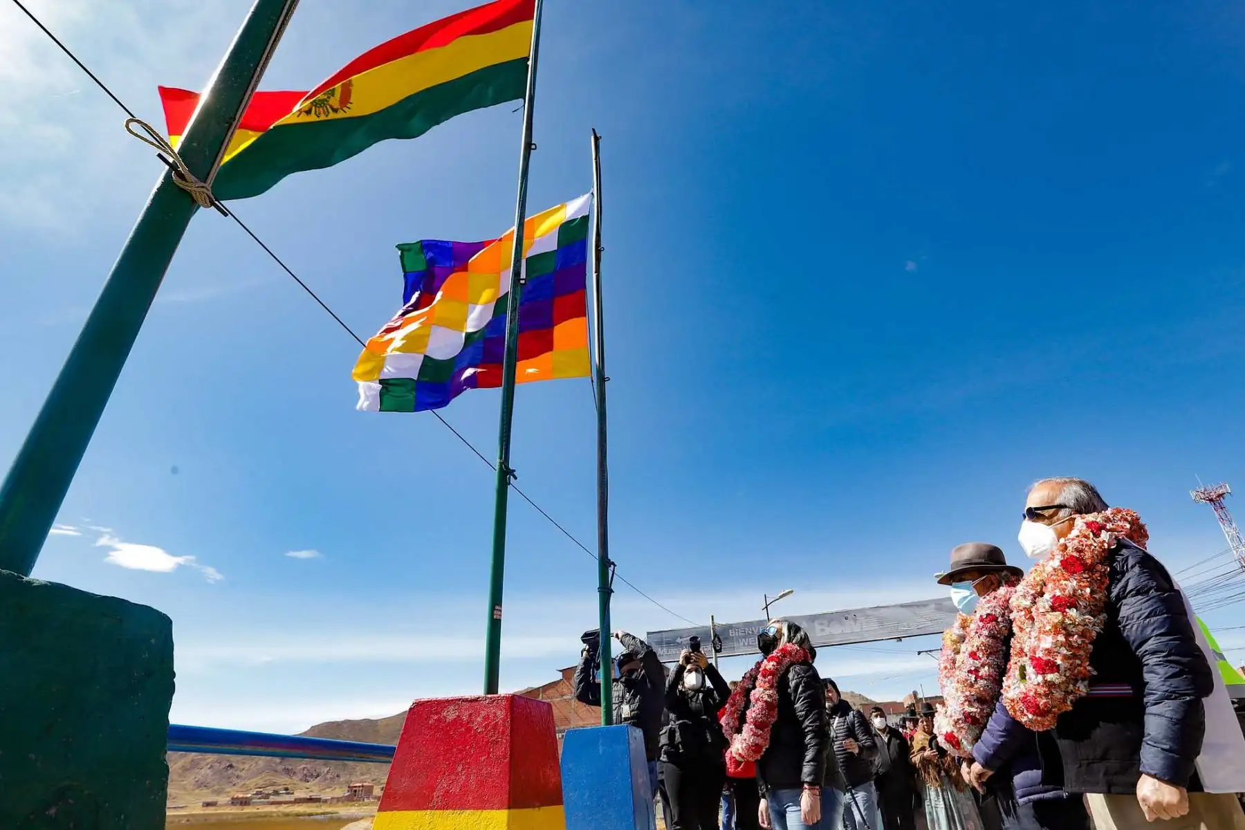 El jefe del Gabinete Ministerial, Aníbal Torres, participa del izamiento de la Bandera Nacional y entonación del Himno Nacional del Perú en el Puente Internacional Perú – Bolivia. Foto: ANDINA/ PCM