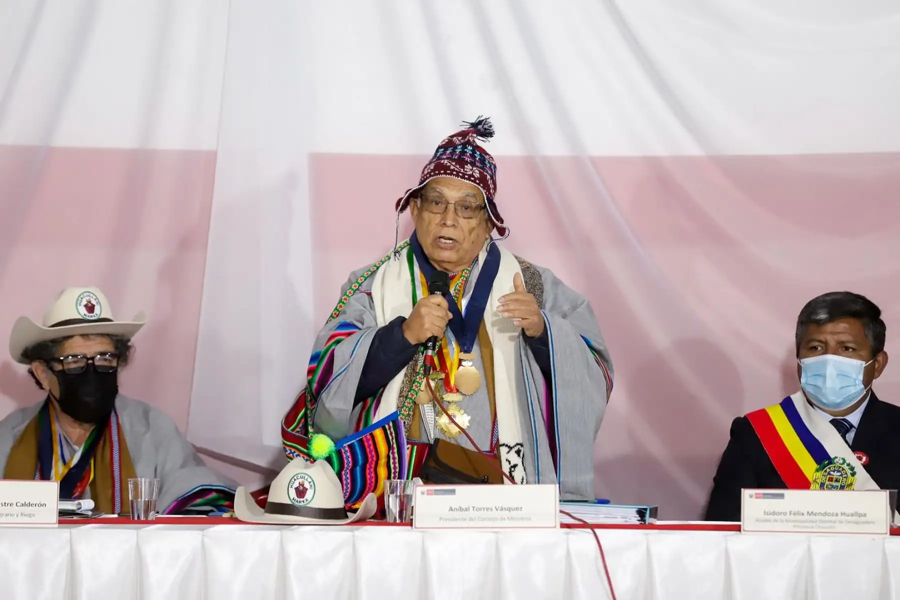 El jefe del Gabinete Ministerial, Aníbal Torres, participa de la reunión ejecutiva en la que se abordan temáticas como el desarrollo de proyectos de electrificación rural, de riego para ampliar la frontera agrícola y proyecto para el desarrollo ganadero; además de la problemática ambiental del lago Titicaca y de la seguridad ciudadana en la zona de frontera con Bolivia. Foto: ANDINA/ PCM