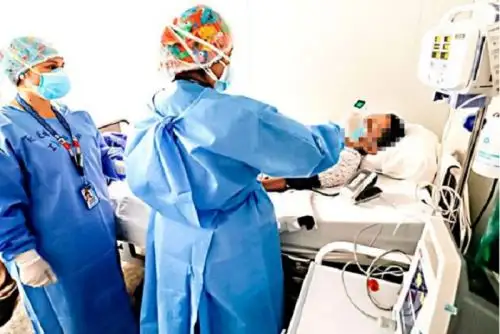 Entre las complicaciones que se pueden dar en un caso severo de la viruela símica figuran las infecciones de la piel, neumonía, confusión, infecciones oculares que pueden ocasionar pérdida de visión, encefalitis, entre otros.