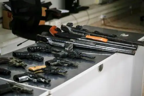 El operativo estuvo encabezado por inspectores del área de investigación de la Gerencia de Control y Fiscalización de la Sucamec, quienes constataron que la empresa intervenida almacenaba el armamento de manera irregular. ANDINA/ Sucamec