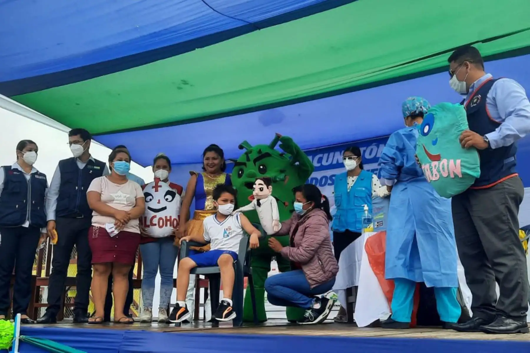 Estudiantes de unos veinte colegios de cuatro distritos de Maynas, en Loreto, participaron de una amplia jornada de vacunación desarrollada por las brigadas de salud, cuyo objetivo fue cerrar brechas en la población infantil.
Foto: Minsa