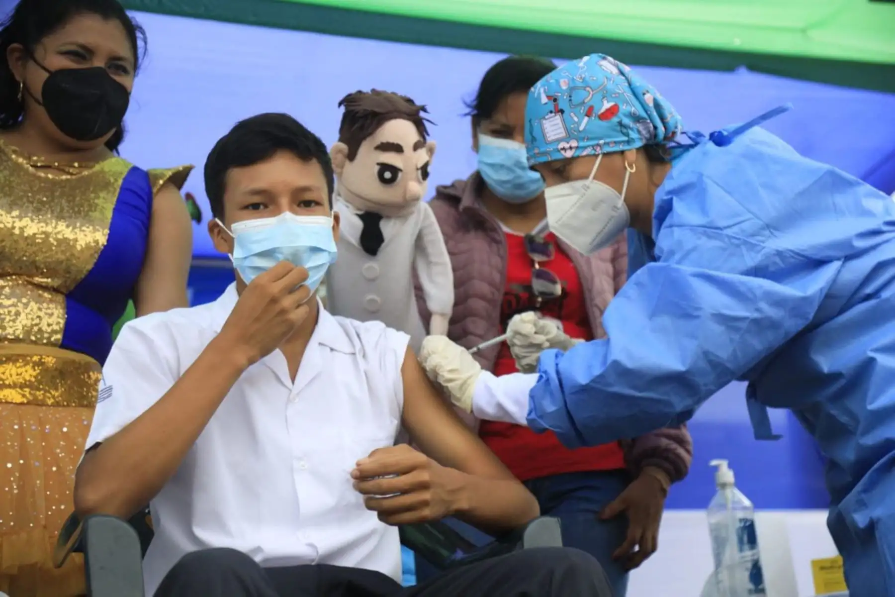 Estudiantes de unos veinte colegios de cuatro distritos de Maynas, en Loreto, participaron de una amplia jornada de vacunación desarrollada por las brigadas de salud, cuyo objetivo fue cerrar brechas en la población infantil.
Foto: Minsa