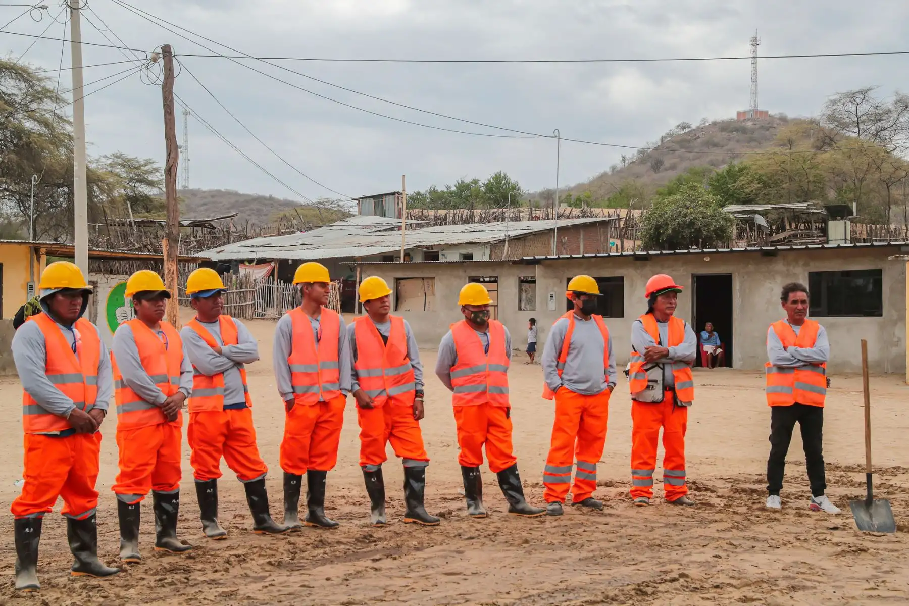 Ministro de Transportes y Comunicaciones, Juan Barranzuela encabeza ceremonia de colocación de la primera piedra de la obra de mejoramiento del camino vecinal tramo: La Matanza-Cruz Verde-Pabur Viejo-La Bocana, cuya inversión asciende a S/ 8’102,180 y se ejecutará en cinco meses.
Foto: MTC