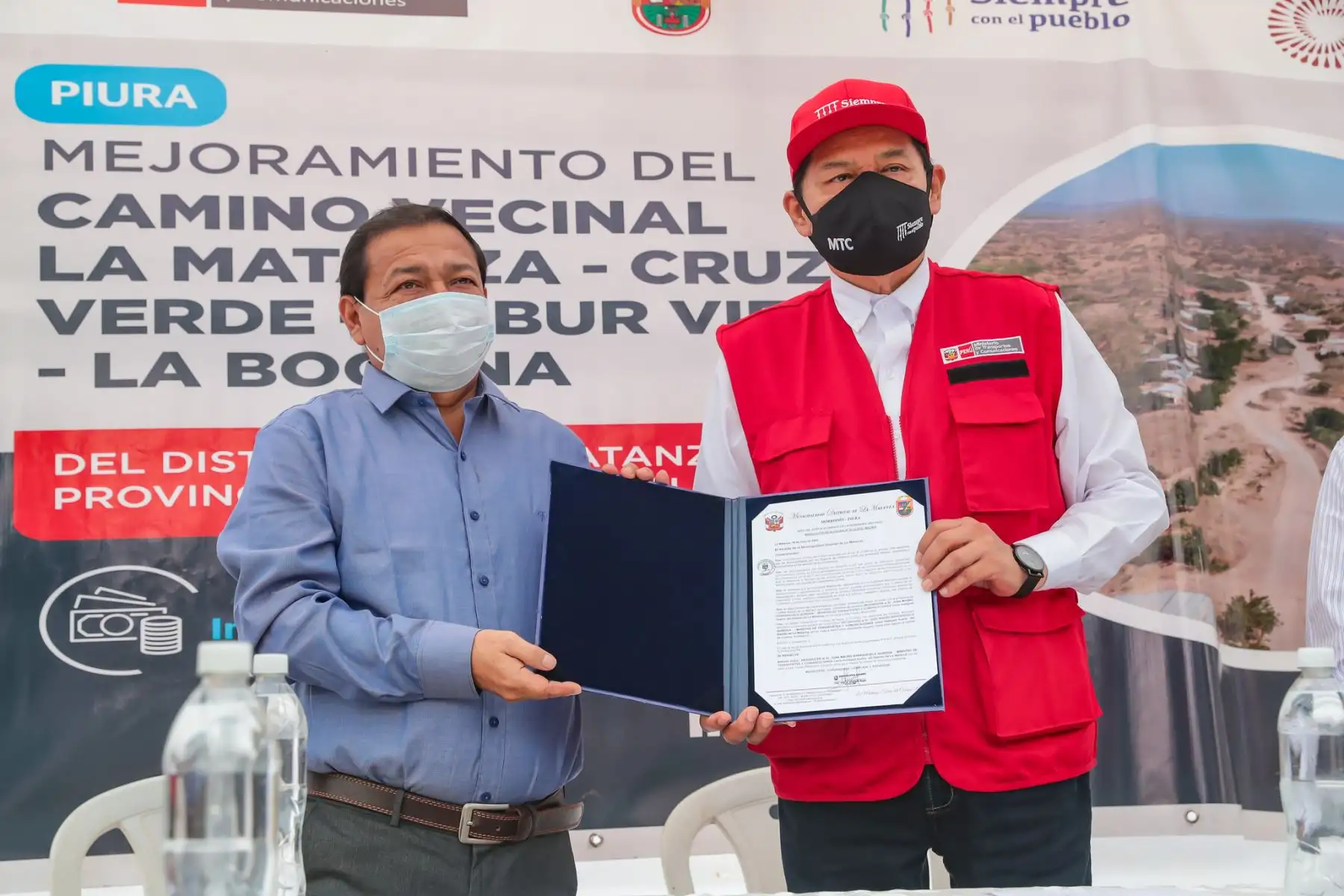 Ministro de Transportes y Comunicaciones, Juan Barranzuela encabeza ceremonia de colocación de la primera piedra de la obra de mejoramiento del camino vecinal tramo: La Matanza-Cruz Verde-Pabur Viejo-La Bocana, cuya inversión asciende a S/ 8’102,180 y se ejecutará en cinco meses.
Foto: MTC