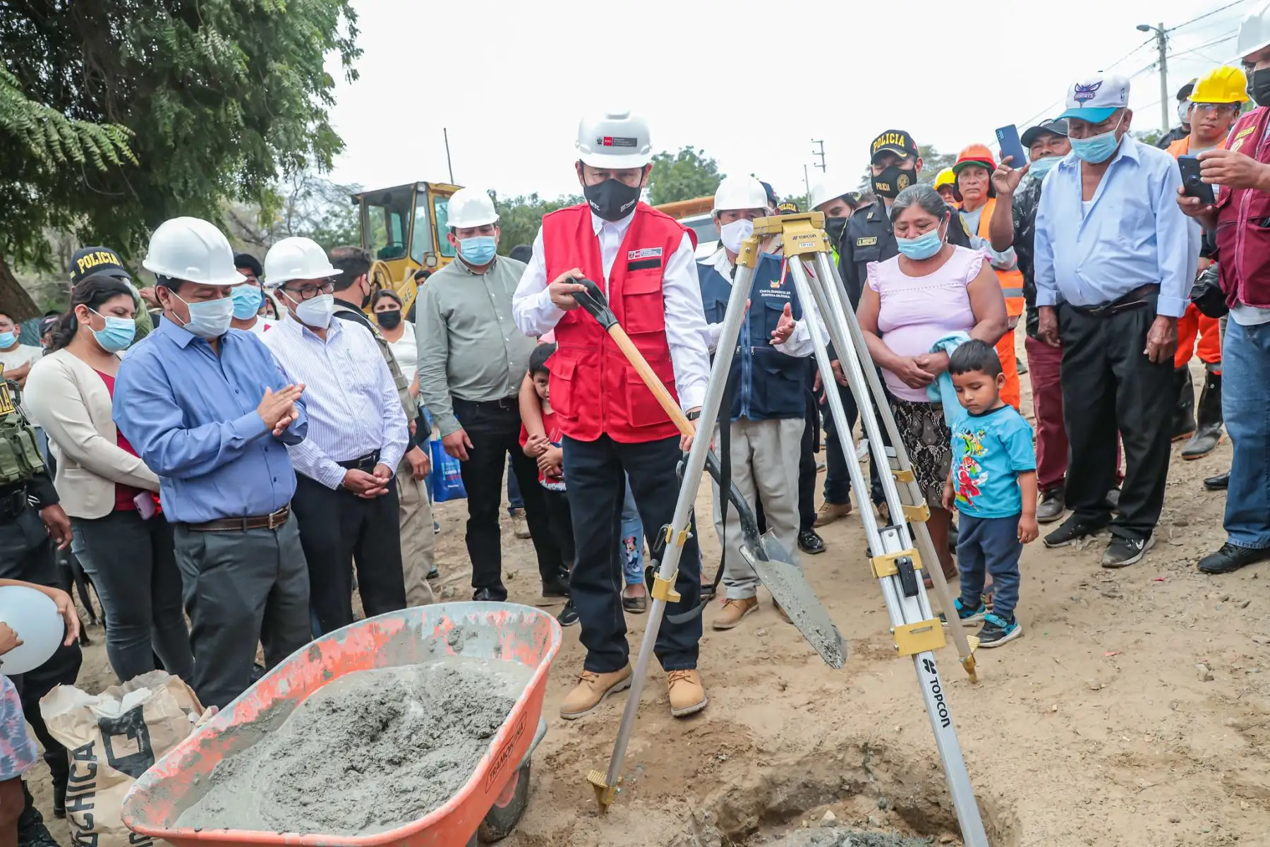 Ministro de Transportes y Comunicaciones, Juan Barranzuela encabeza ceremonia de colocación de la primera piedra de la obra de mejoramiento del camino vecinal tramo: La Matanza-Cruz Verde-Pabur Viejo-La Bocana, cuya inversión asciende a S/ 8’102,180 y se ejecutará en cinco meses.
Foto: MTC