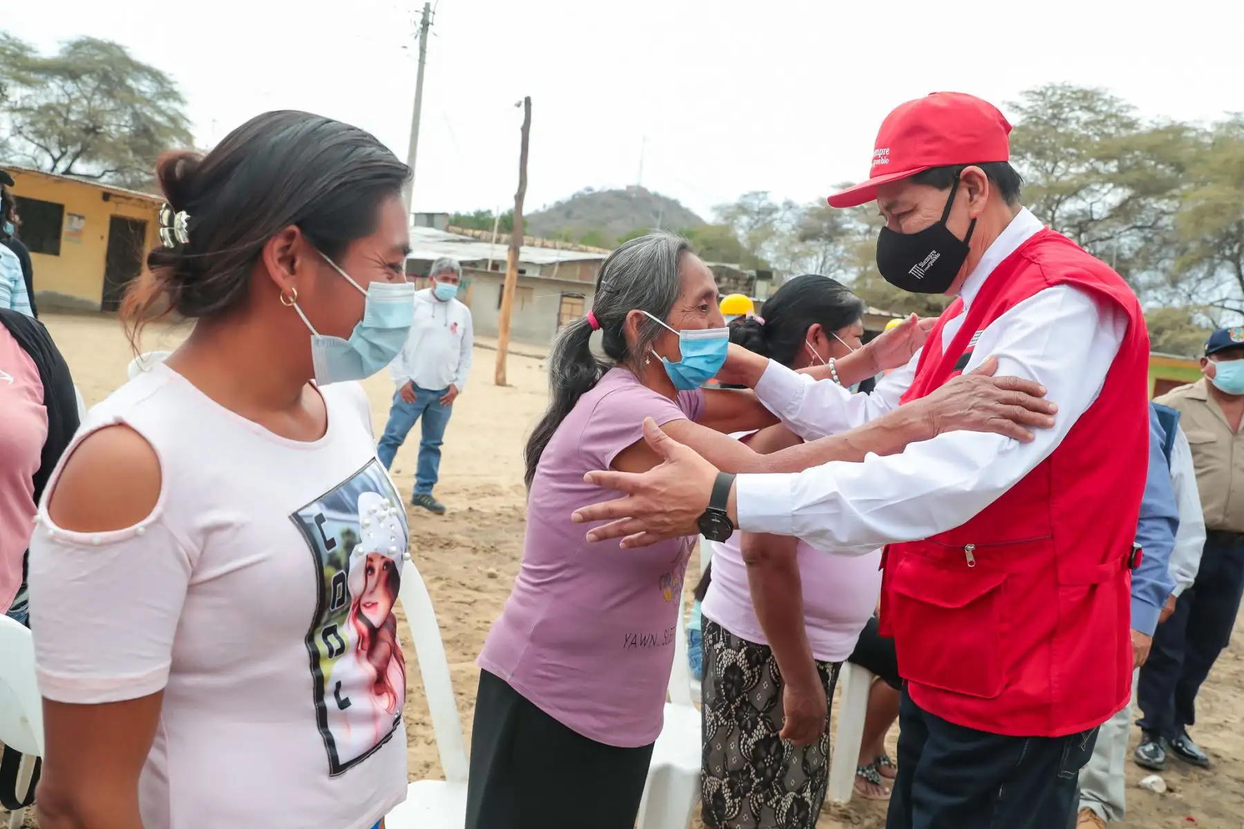 Ministro de Transportes y Comunicaciones, Juan Barranzuela encabeza ceremonia de colocación de la primera piedra de la obra de mejoramiento del camino vecinal tramo: La Matanza-Cruz Verde-Pabur Viejo-La Bocana, cuya inversión asciende a S/ 8’102,180 y se ejecutará en cinco meses.
Foto: MTC
