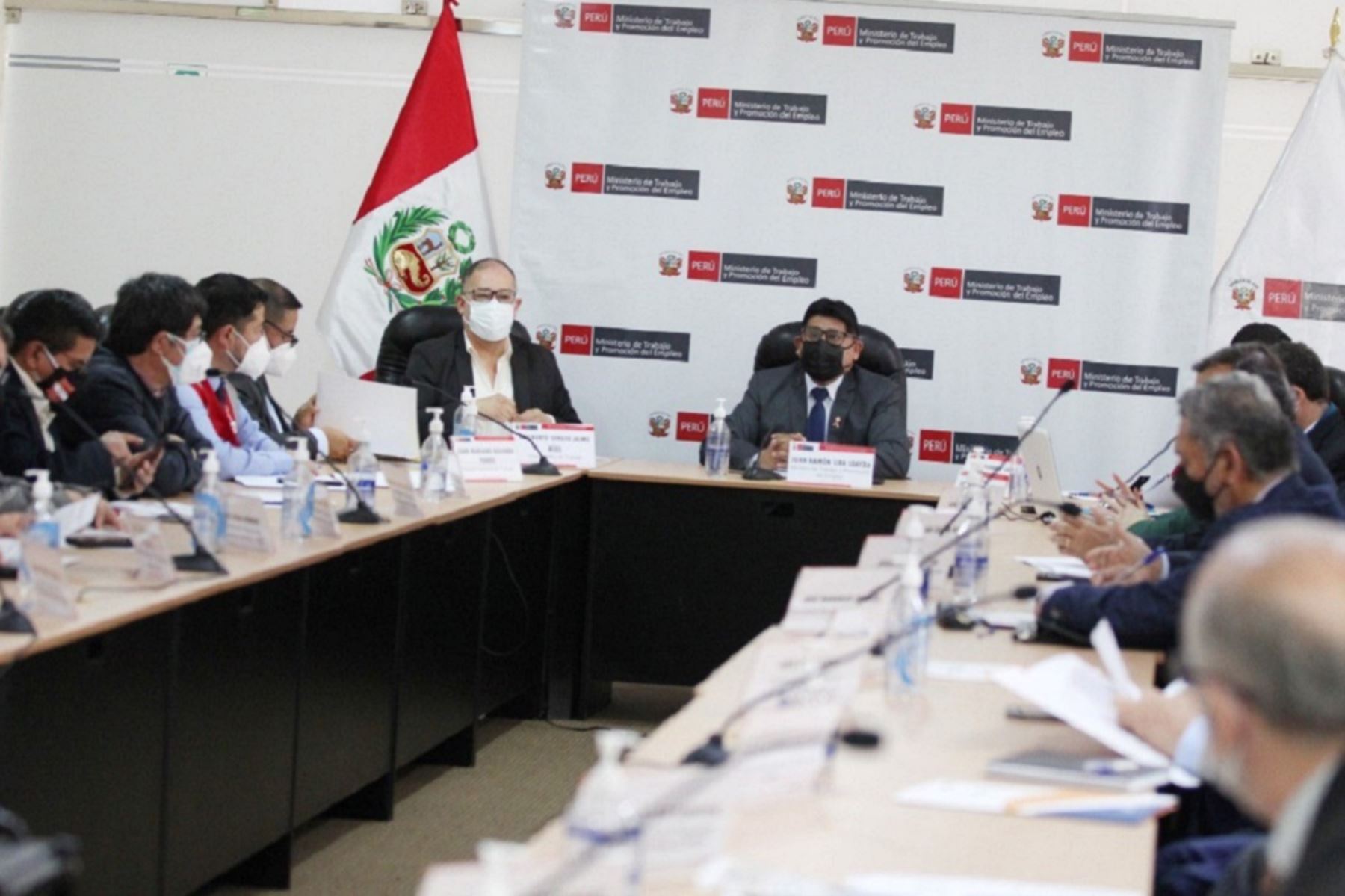Ministro de Trabajo y Promoción del Empleo, Juan Lira Loayza, presidió la 128 Sesión Ordinaria del Consejo Nacional de Trabajo y Promoción del Empleo. Foto: Cortesía.
