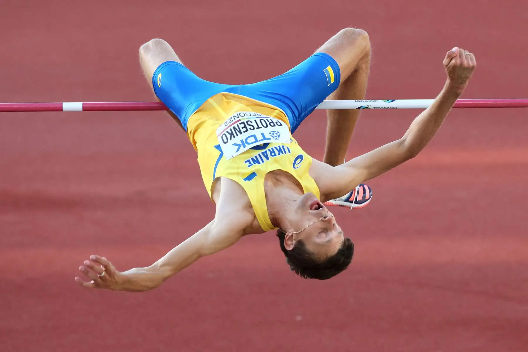Andriy Protsenko del equipo de Ucrania compite en la final masculina de salto alto el cuarto día del Campeonato Mundial de Atletismo Oregon22 en Hayward Field.
Foto: AFP