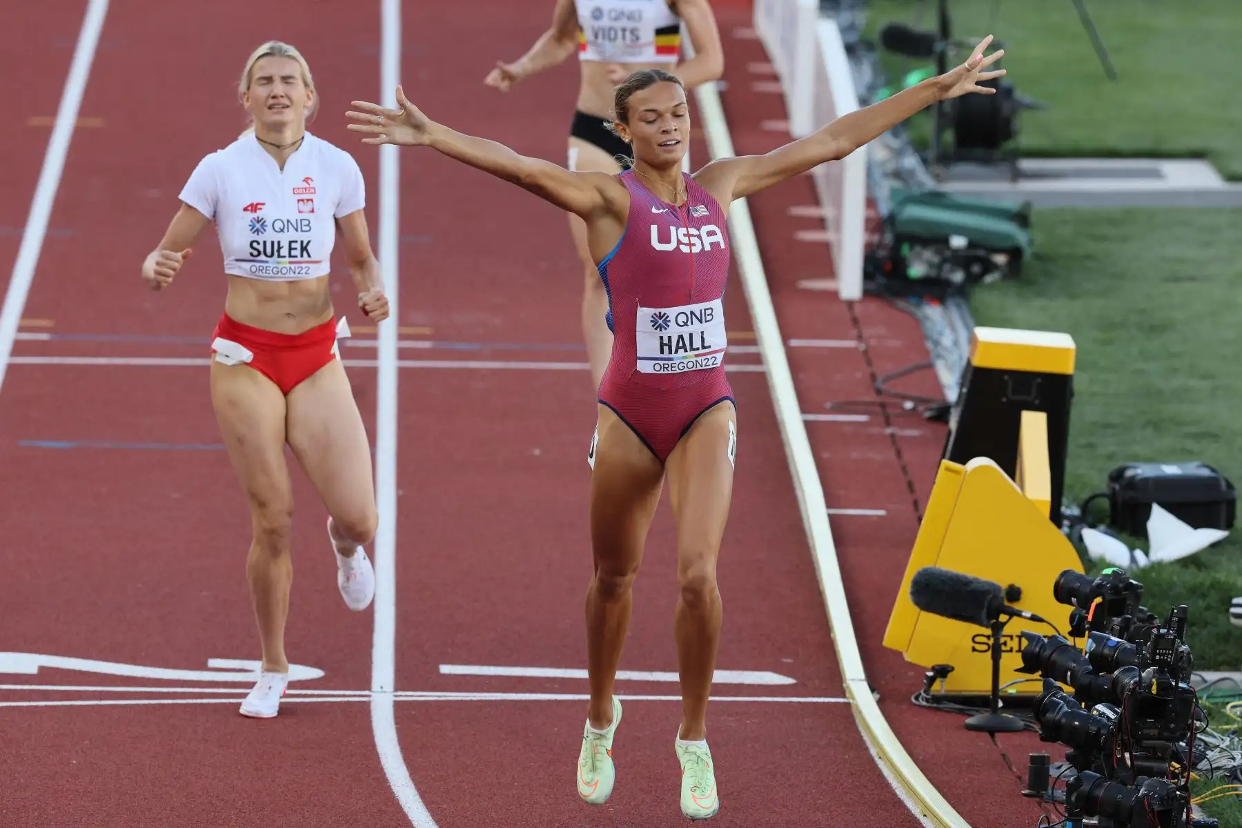 Anna Hall del equipo de Estados Unidos reacciona después de competir en el heptatlón femenino de 800 m el cuarto día del Campeonato Mundial de Atletismo Oregon22 en Hayward Field.
Foto: AFP