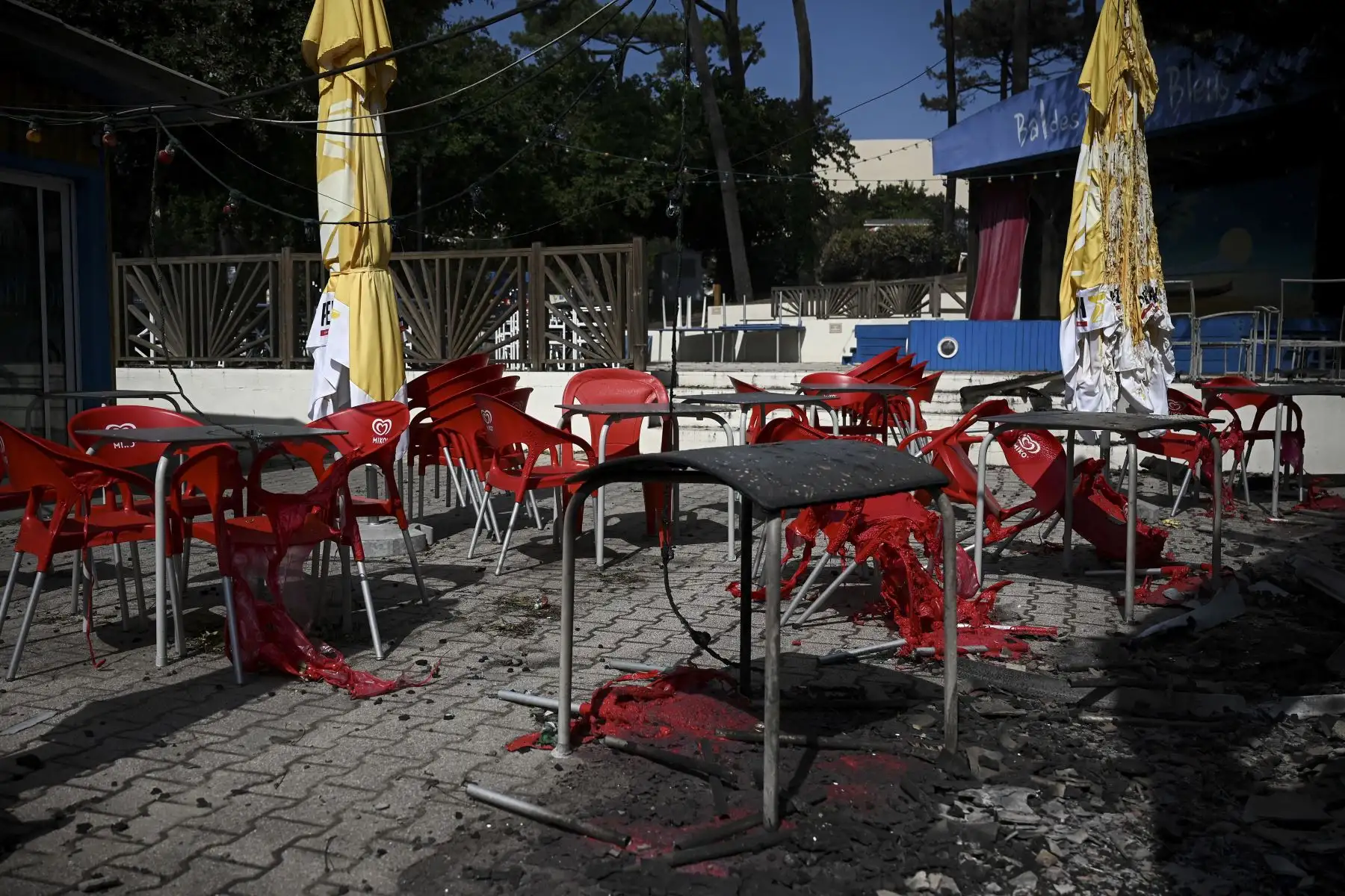 Mesas y sillas quemadas en la terraza del camping "Les Flots Bleus", que ha sido devastado por un incendio forestal, en Pyla sur Mer en Gironda, suroeste de Francia. Foto: AFP