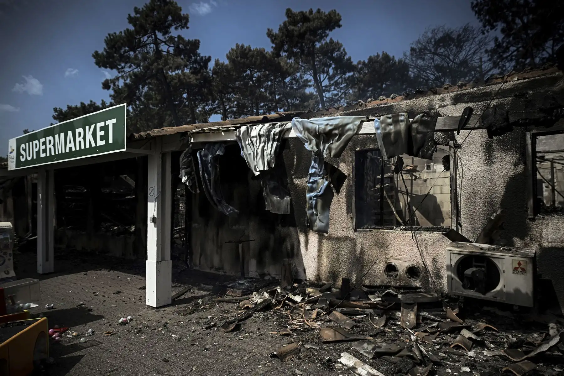Un supermercado devastado por un incendio forestal en Pyla sur Mer, en Gironde, suroeste de Francia. Foto: AFP