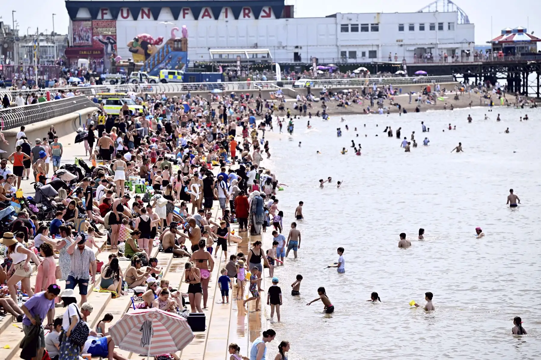 Los bañistas disfrutan del sol y el mar en Blackpool, al noroeste de Inglaterra. Foto: AFP