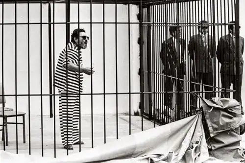 El cabecilla de la agrupación terrorista Sendero Luminoso, Abimael Guzmán Reynoso, fue presentado a la prensa nacional y extranjera en una celda especialmente instalada en  el complejo de la Prefectura de Lima. Foto: ANDINA/Archivo El Peruano