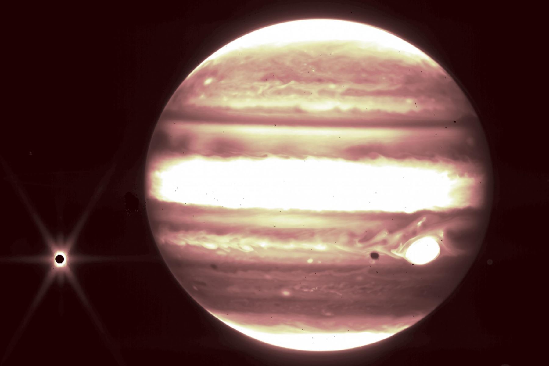 Con las imágenes obtenidas se pudo confirmar que el telescopio James Webb puede rastrear objetivos en movimiento incluso cuando hay luz dispersa, como en el caso de Júpiter. Foto: NASA/ESA/CSA