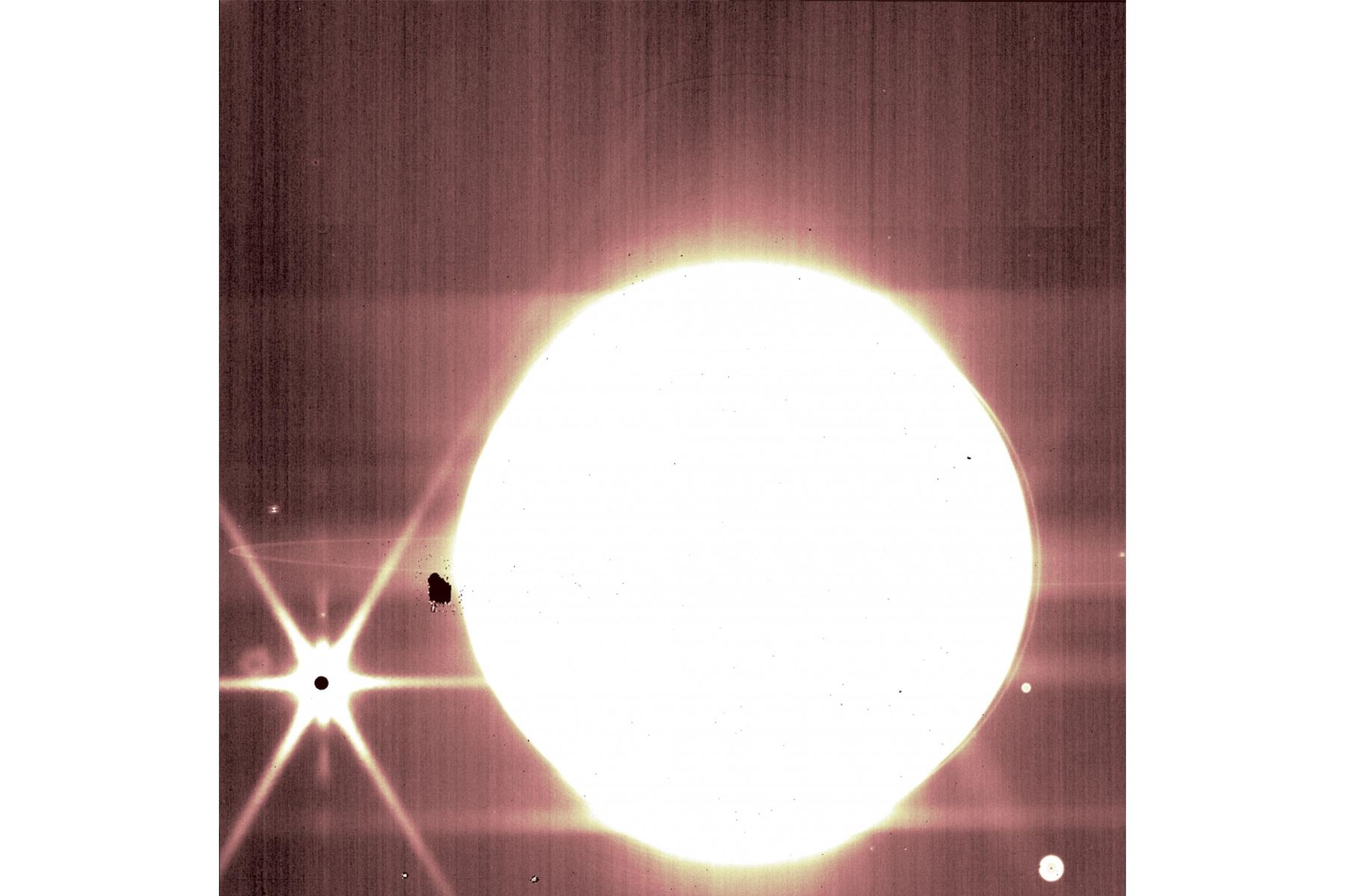 Con las imágenes obtenidas se pudo confirmar que el telescopio James Webb puede rastrear objetivos en movimiento incluso cuando hay luz dispersa, como en el caso de Júpiter. Foto: NASA/ESA/CSA