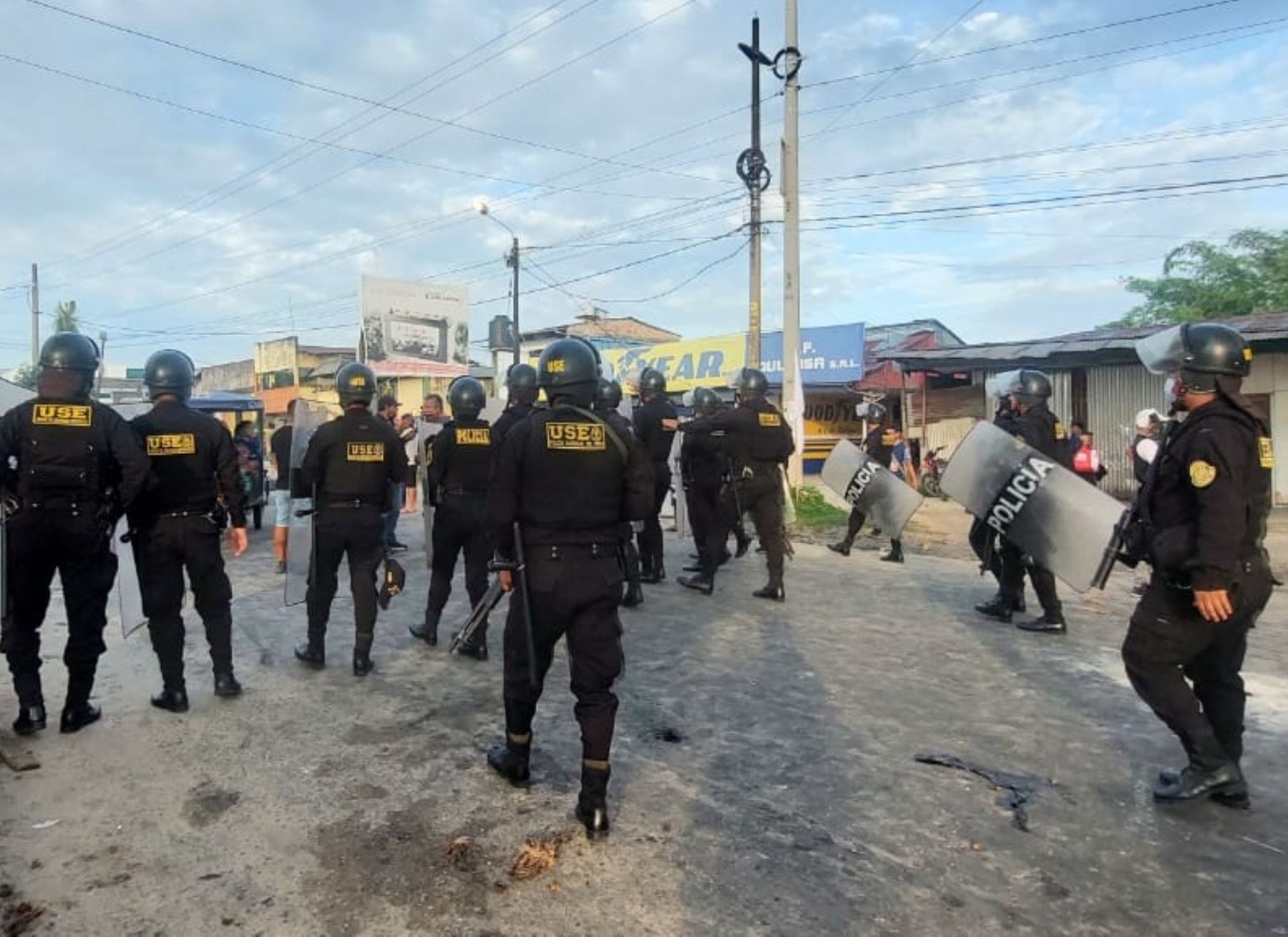Policía recupera el tránsito en vía Iquitos-Nauta bloqueada por transportistas que acataban medida de protesta. Foto: Elvis Norhona