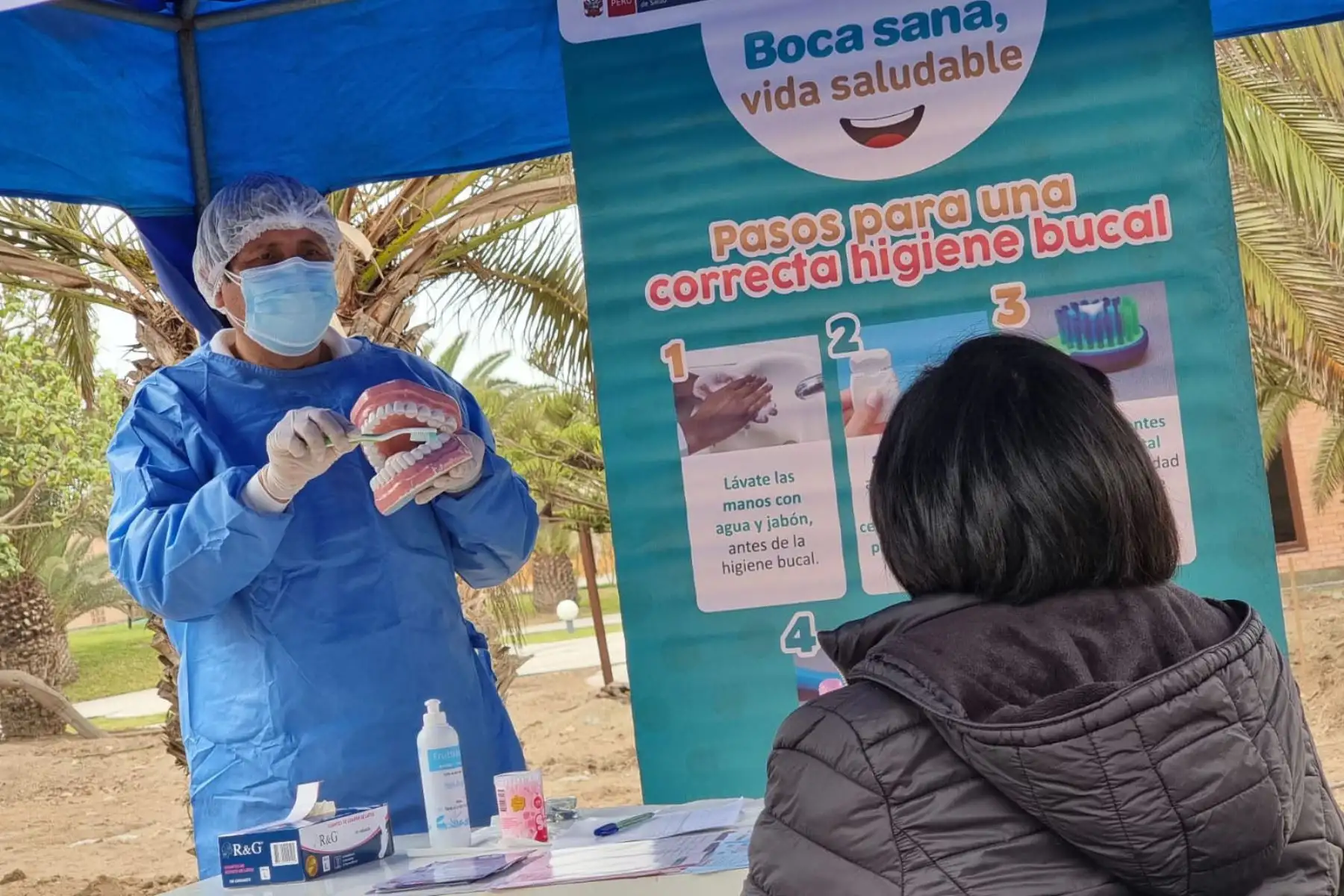 Minsa promueve campaña de vacunación contra la covid-19 en el balneario Santa Rosa. Así mismo brinda otros servicios de salud como charlas sobre salud mental,  odontología, salud ocular, nutrición, entre otros servicios.
Foto: Minsa