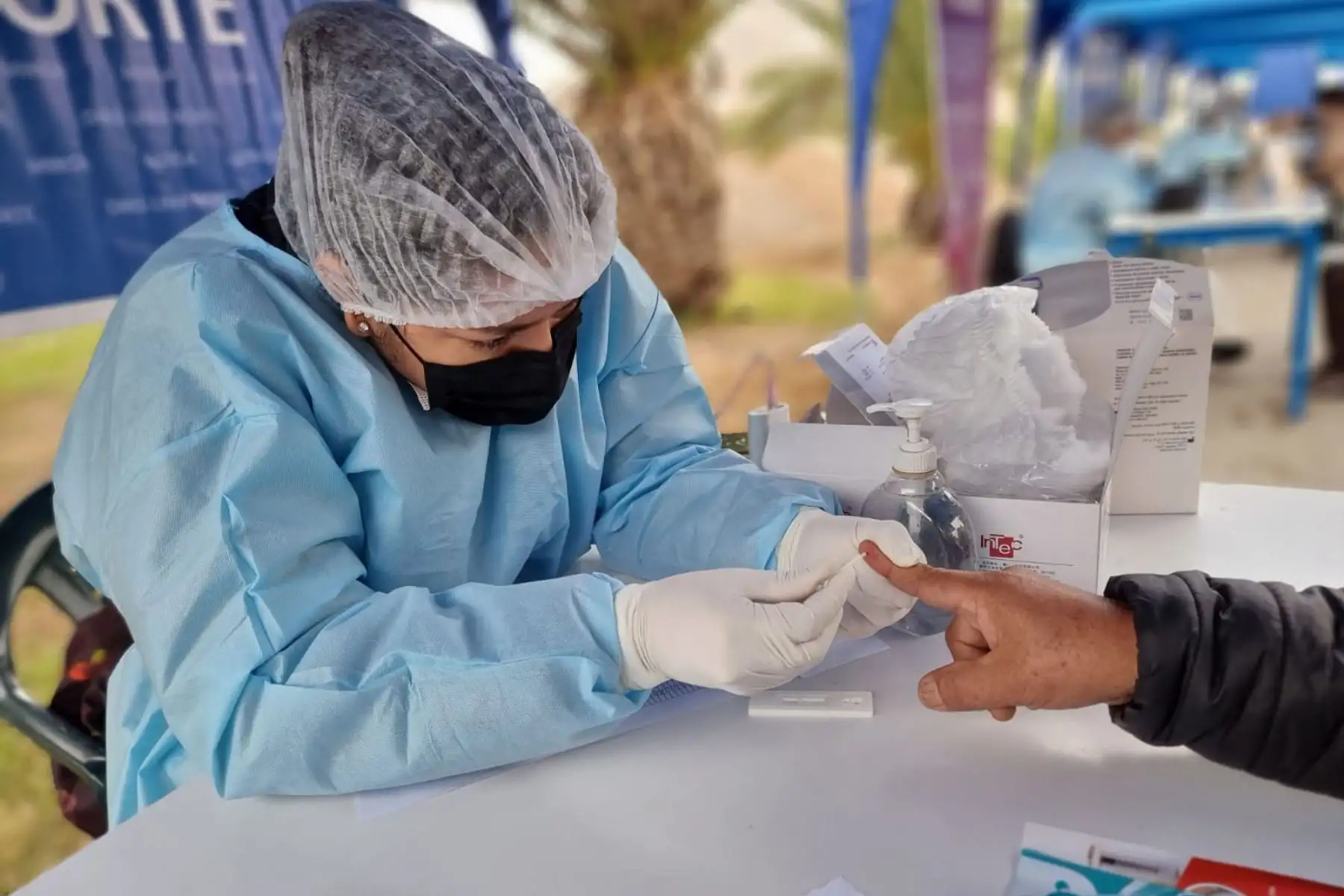 Minsa promueve campaña de vacunación contra la covid-19 en el balneario Santa Rosa. Así mismo brinda otros servicios de salud como charlas sobre salud mental,  odontología, salud ocular, nutrición, entre otros servicios.
Foto: Minsa