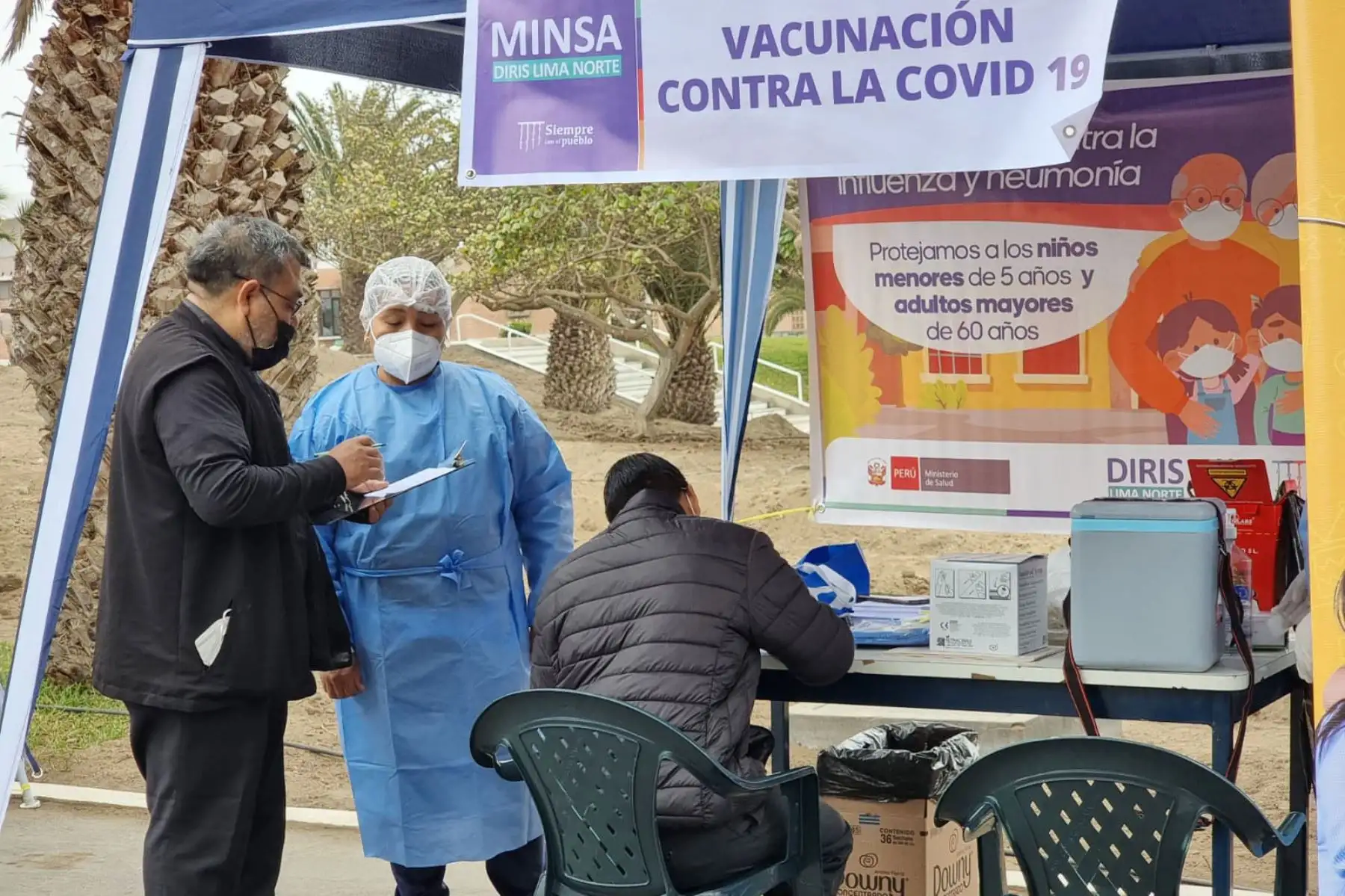 Minsa promueve campaña de vacunación contra la covid-19 en el balneario Santa Rosa. Así mismo brinda otros servicios de salud como charlas sobre salud mental,  odontología, salud ocular, nutrición, entre otros servicios.
Foto: Minsa