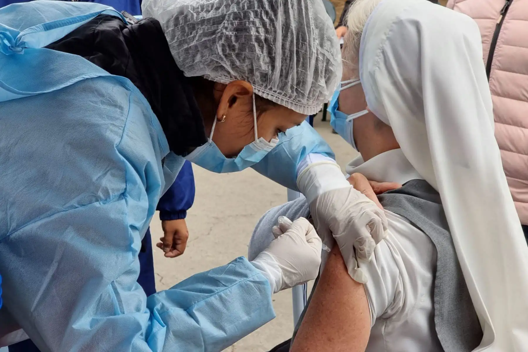 Minsa promueve campaña de vacunación contra la covid-19 en el balneario Santa Rosa. Así mismo brinda otros servicios de salud como charlas sobre salud mental,  odontología, salud ocular, nutrición, entre otros servicios.
Foto: Minsa