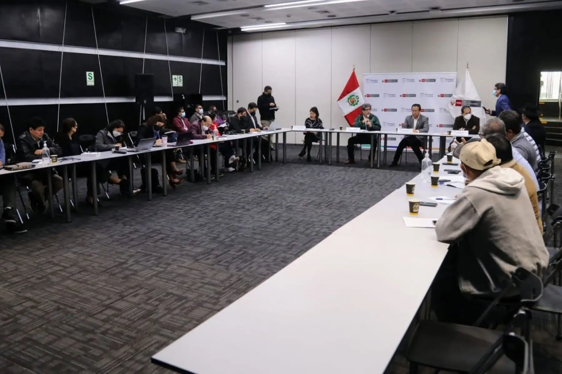 Ministro de Desarrollo Agrario y Riego, Andrés Alencastre, participa en reunión con gremios agropecuarios del país. Foto: Cortesía.
