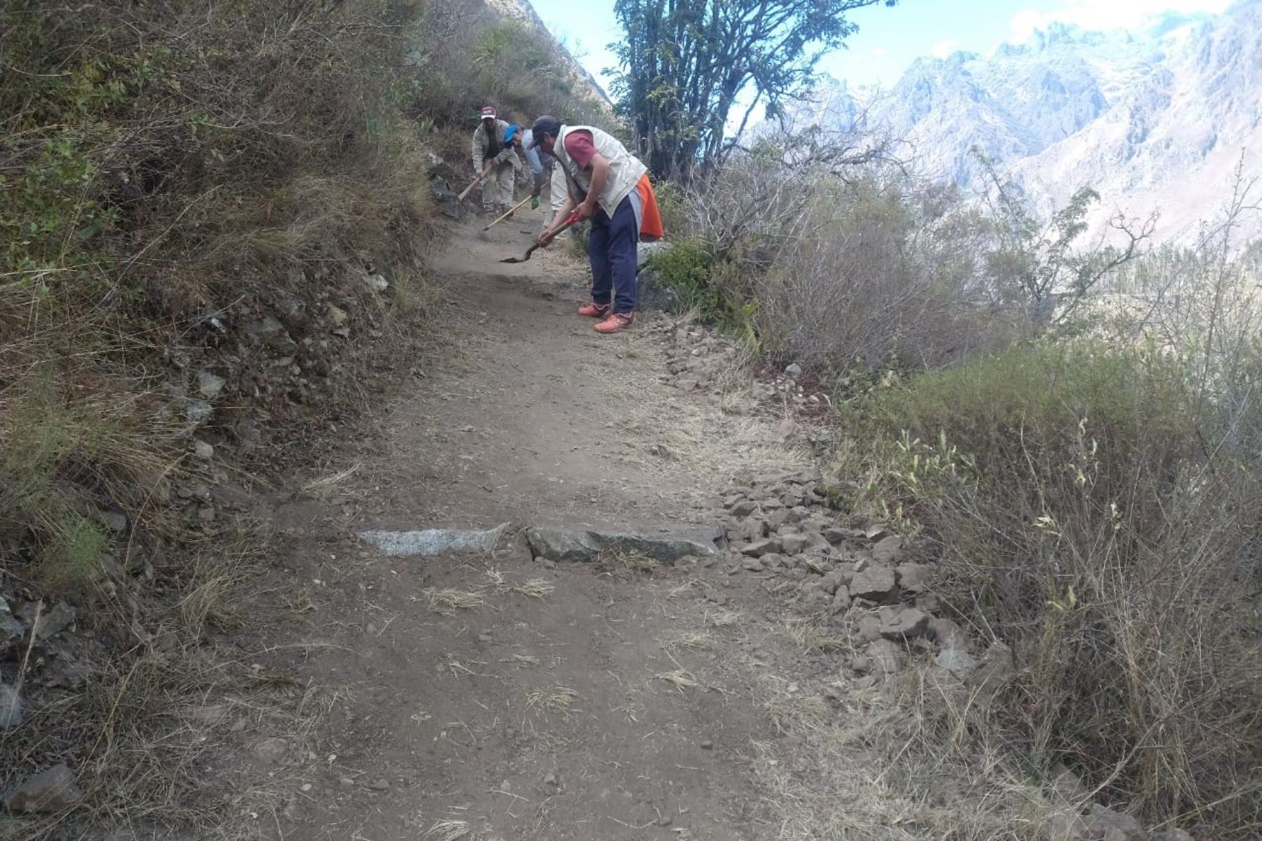 Durante todo el año se realizan trabajos de mantenimiento de la calzada de la vía, puentes de madera, canales de drenaje de aguas de lluvia,  corte y limpieza de vegetación, entre otros. Foto: DDC Cusco