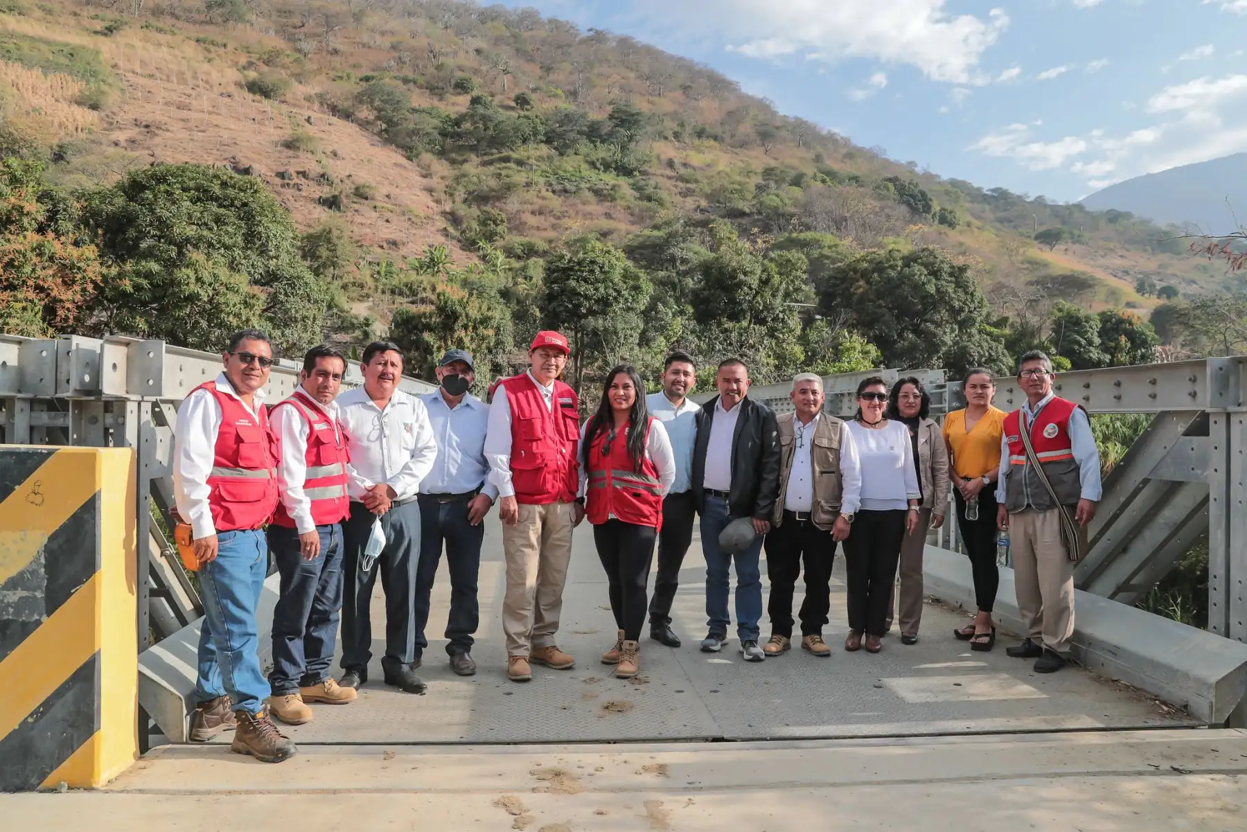 Ministro de Transportes y Comunicaciones, Juan Barranzuela se reunió con el alcalde provincial de Ayabaca, Augusto Delgado, y el alcalde del distrito de Sicchez, Octavio Chuquihuanga, para trabajar de manera conjunta a fin de mejorar la vía Sicchez-Ayabaca.
Foto: MTC