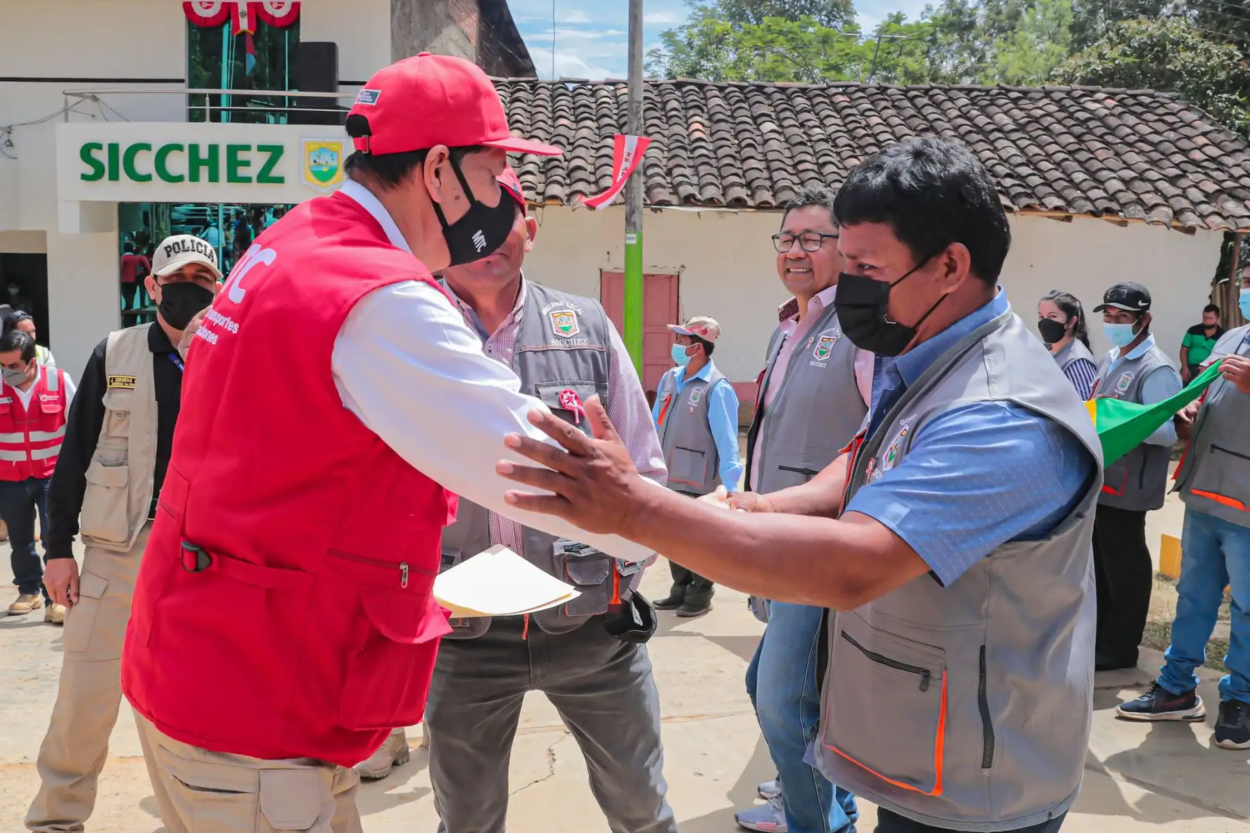 Ministro de Transportes y Comunicaciones, Juan Barranzuela se reunió con el alcalde provincial de Ayabaca, Augusto Delgado, y el alcalde del distrito de Sicchez, Octavio Chuquihuanga, para trabajar de manera conjunta a fin de mejorar la vía Sicchez-Ayabaca.
Foto: MTC